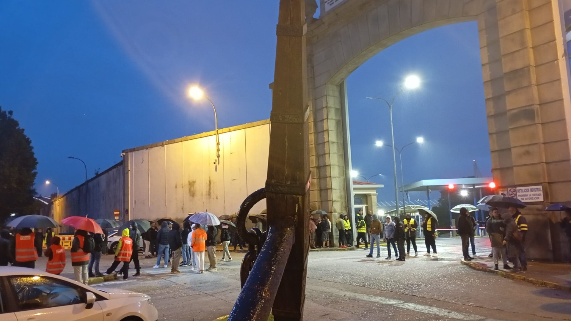 Los piquetes blindan el acceso a Navantia Ferrol y solo permiten la entrada de servicios mínimos