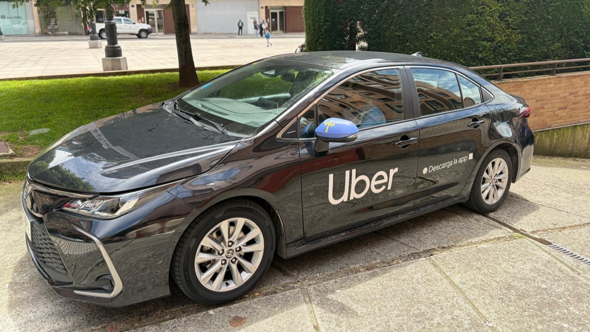 Uber aterriza en Asturias con 40 vehículos y un guiño al Principado: sus coches lucen la Cruz de la Victoria