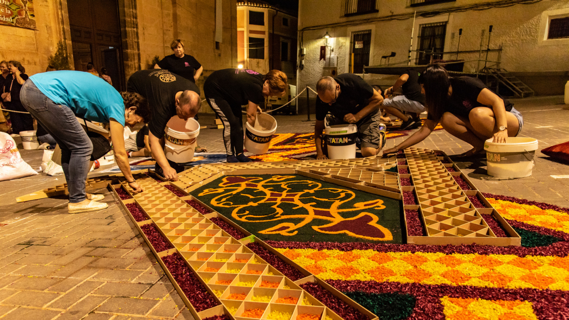 Una noche en vela, de rodillas y con serrín en las manos: el alma de una tradición única en este pueblo de Albacete