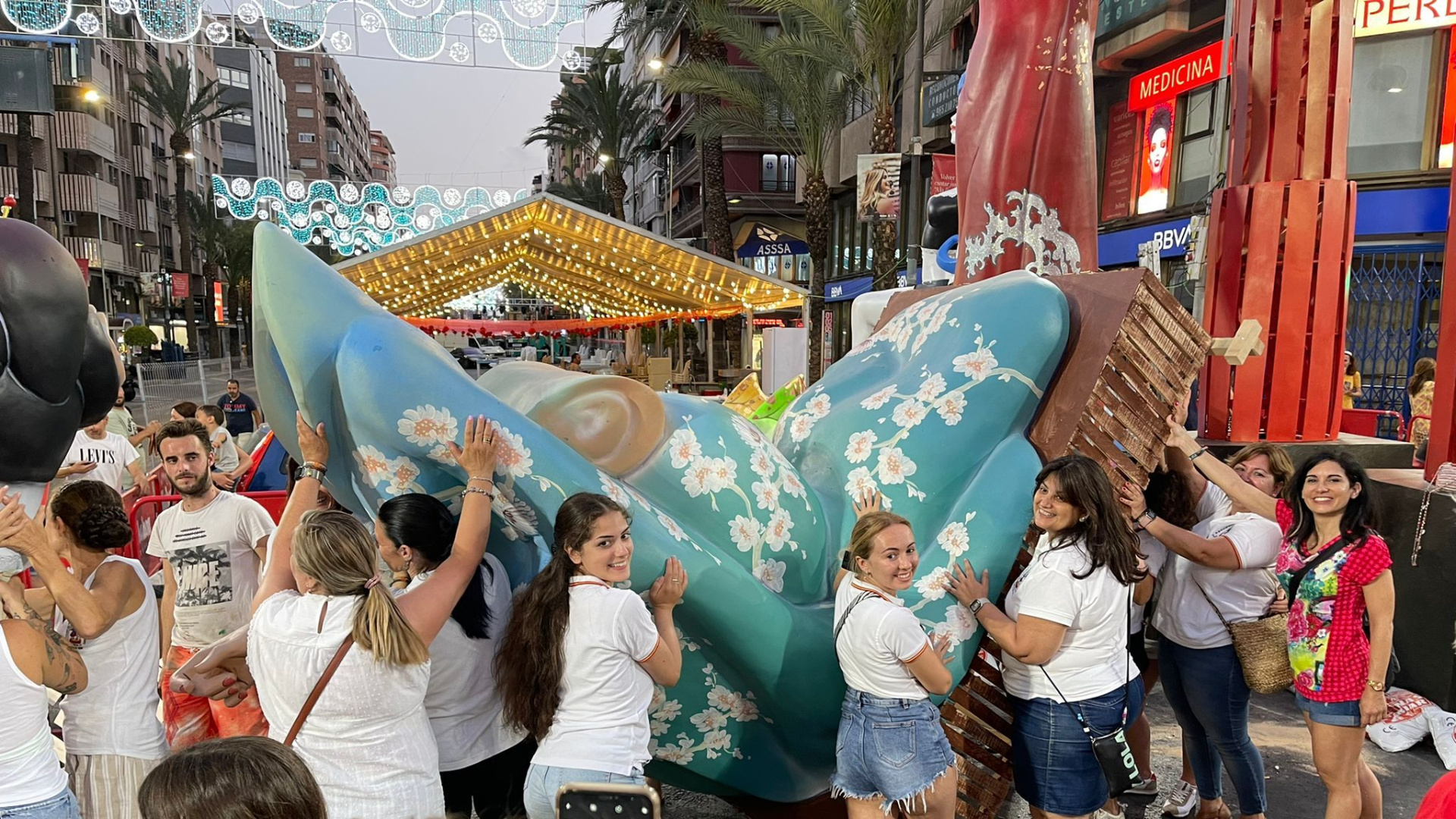 Las Hogueras y barracas de Alicante se reúnen para unificar su postura frente al Ayuntamiento