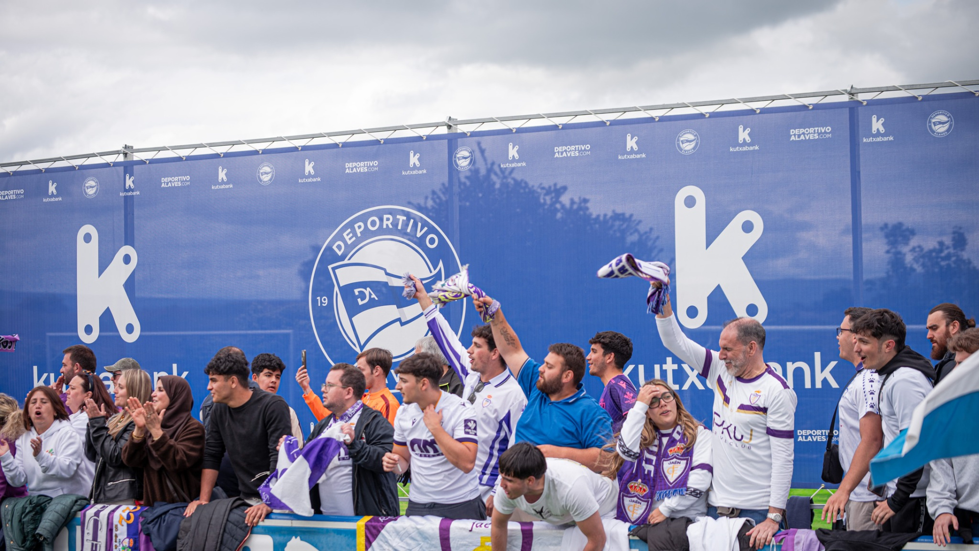 La afición del Real Jaén se moviliza para 'cruzar el charco' y buscar el ascenso en Mallorca