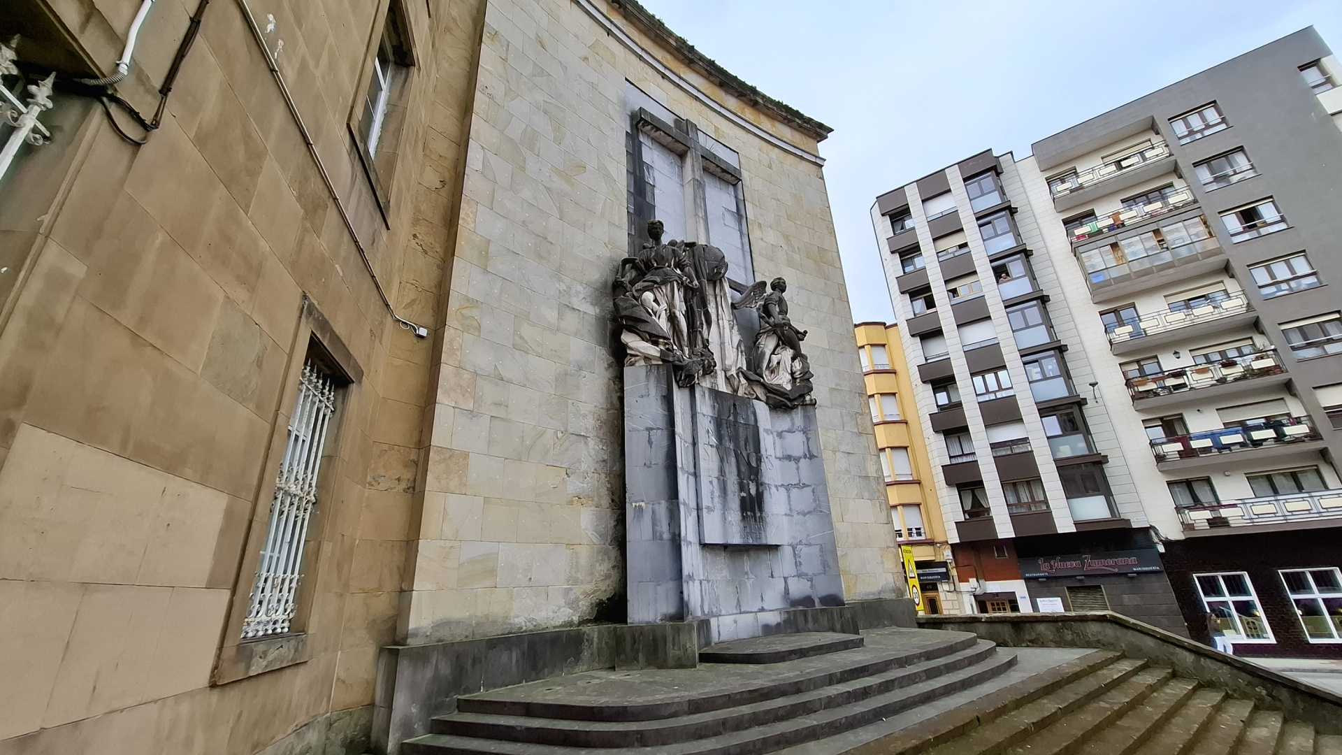 La Compañía de Jesús recurre en los tribunales la retirada del monumento a los Héroes del Simancas del colegio de la Inmaculada de Gijón