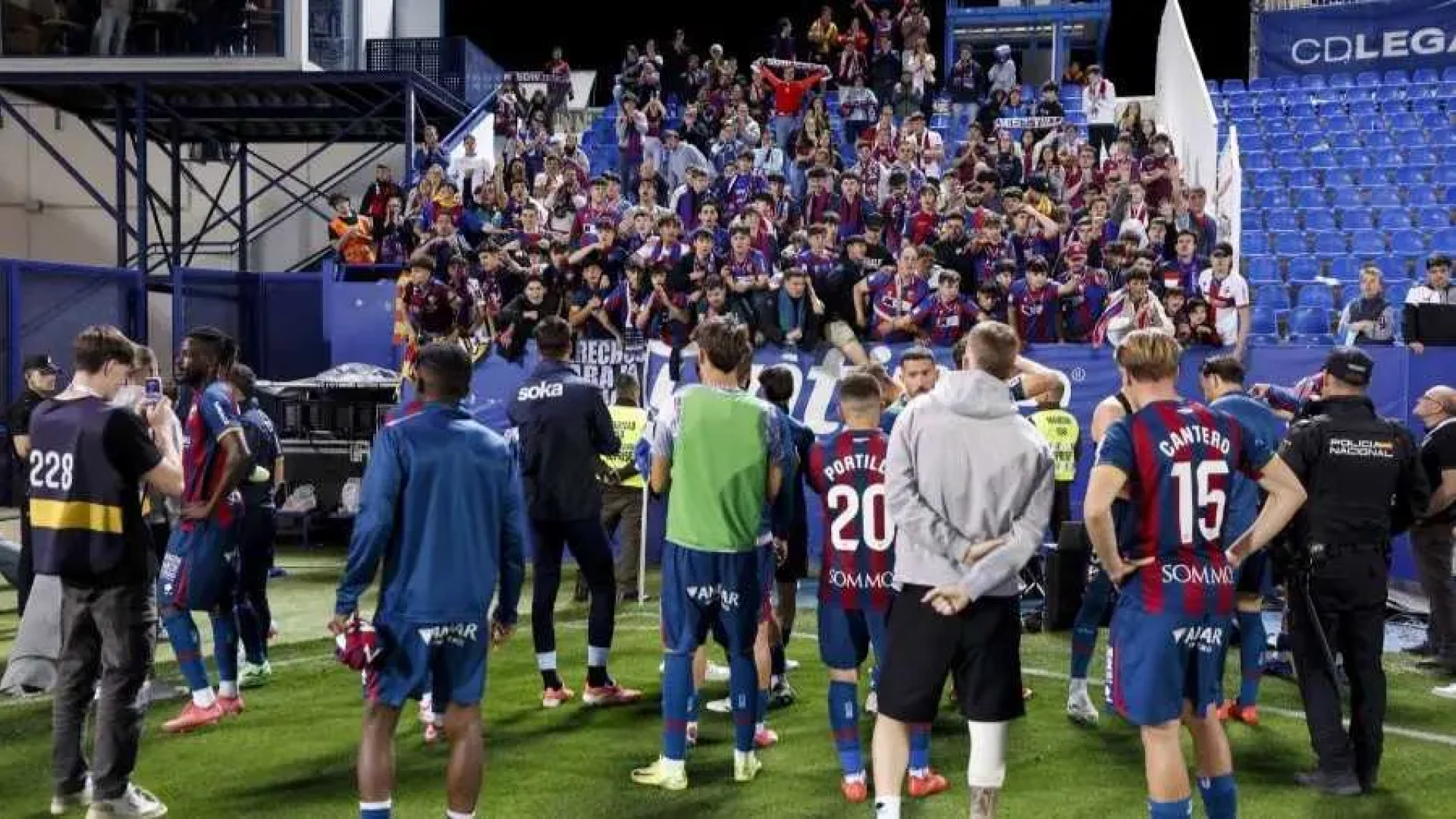 El Huesca celebra el empate en Leganés: 
