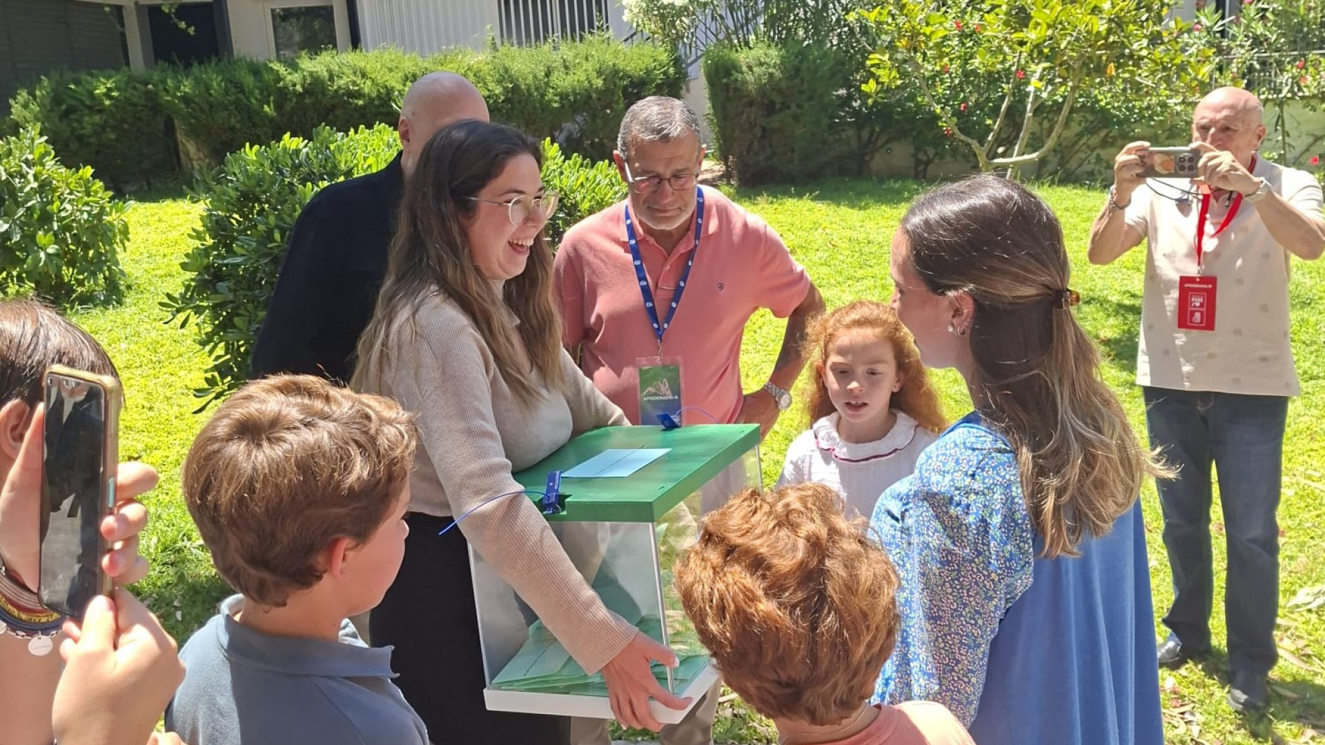 La mesa electoral baja la urna a la calle para que una embarazada de alto riesgo pueda votar en Málaga