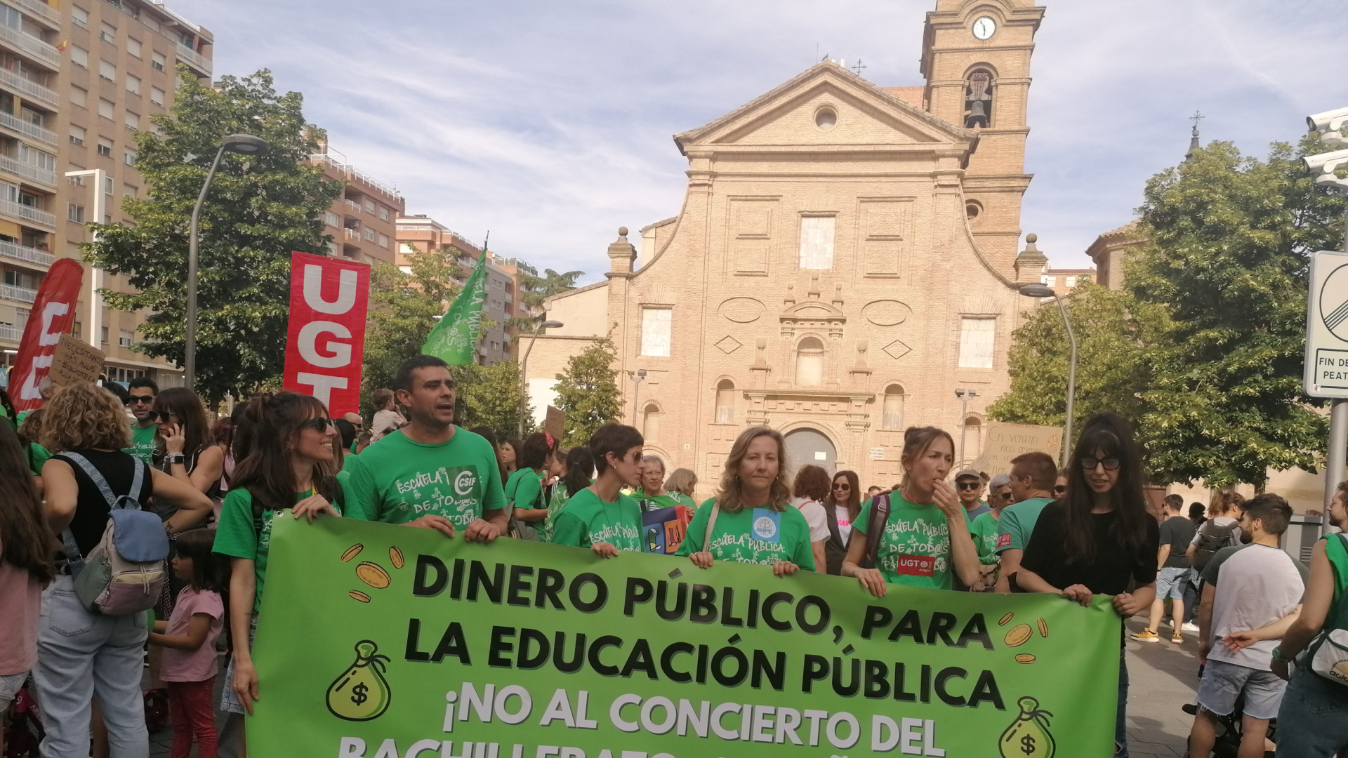 La escuela pública aragonesa toma la calle en Huesca y culmina la huelga