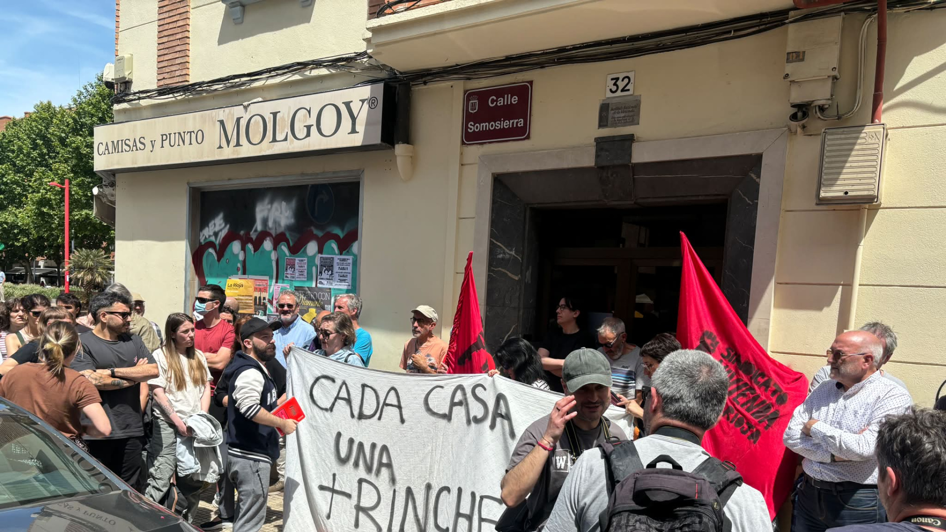Desahucio en la calle Somosierra de Logroño: Se retrasa sin previo aviso del juzgado con más de 100 personas concentradas para intentar evitarlo