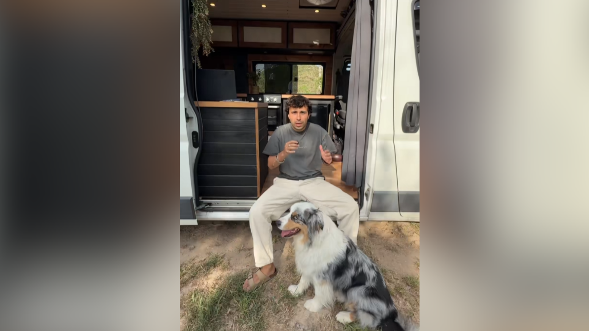 Juanma vive en una furgoneta camper: 