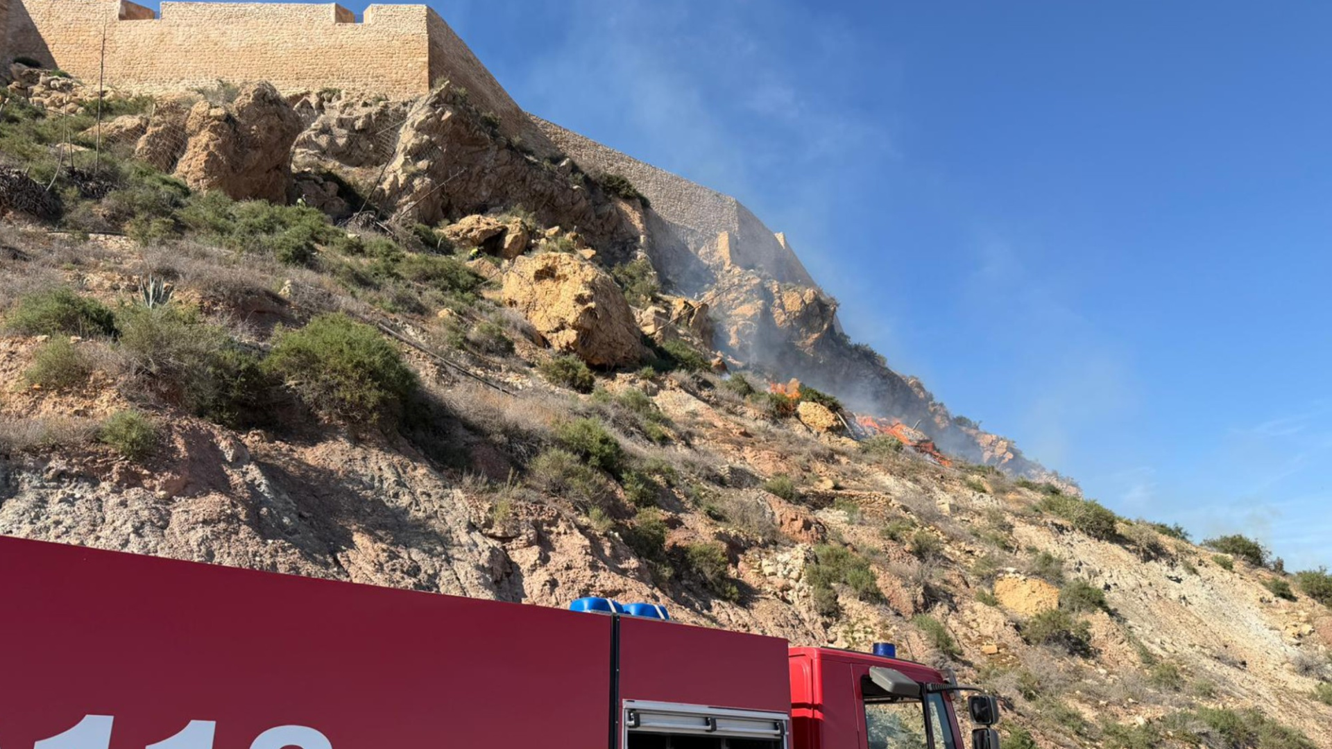 Extinguen un incendio declarado en la ladera del castillo de Lorca