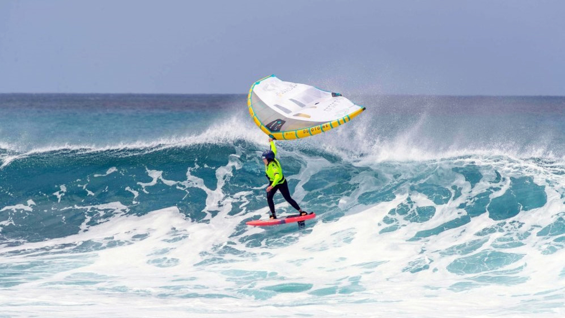 Nia Suardíaz, campeona mundial de wingfoil, disfruta del viento y las olas de Almuñécar