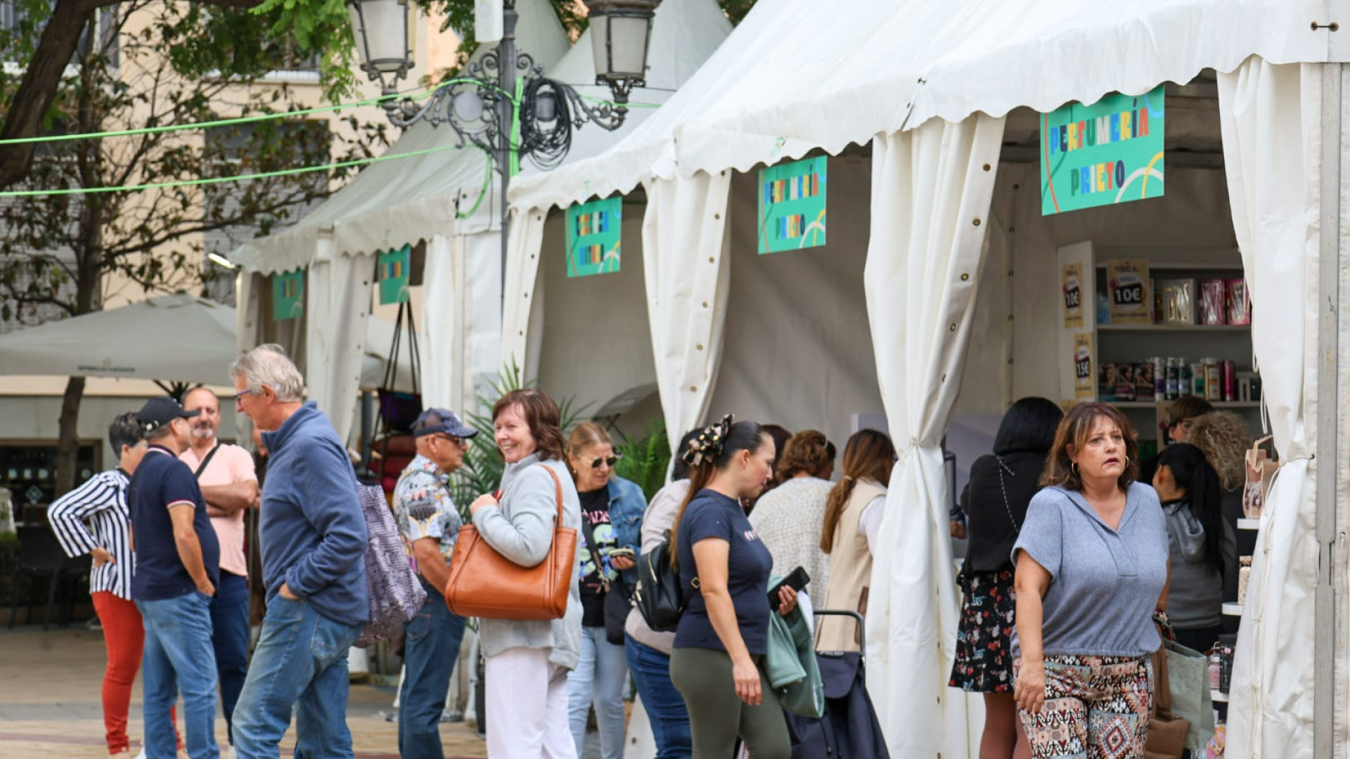 Los comercios de Lorca salen a la calle en una feria en la alameda de la Constitución