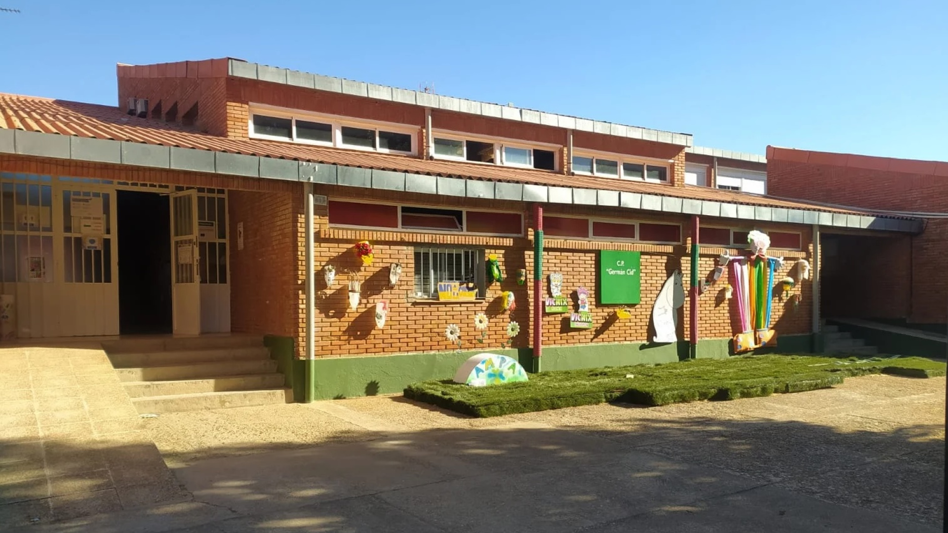 Denuncian que los colegios de Zafra llevan tres años con los extintores caducados