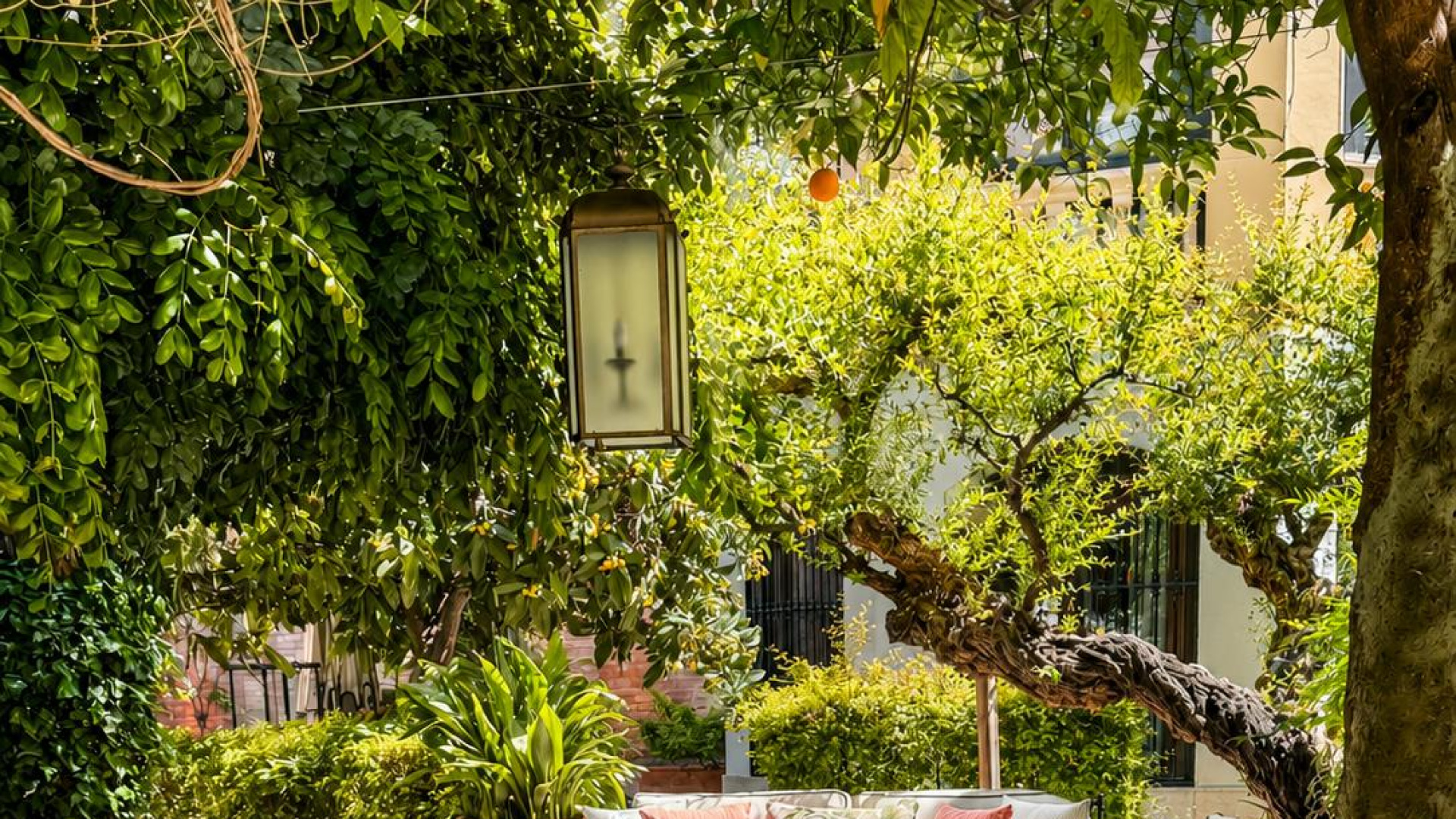 El Palacio de los Patos de Granada estrena su renovado Jardín Gastronómico, un oasis en el corazón de la ciudad