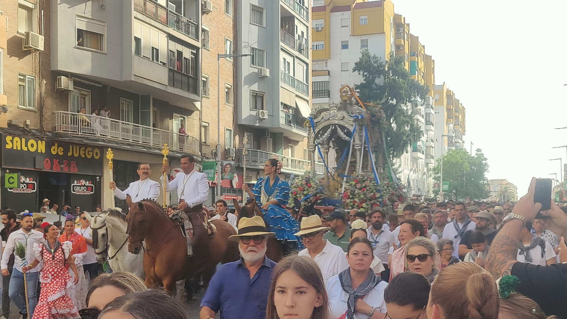 Huelva se vuelca en la despedida de su Hermandad del Rocío en su camino a la aldea