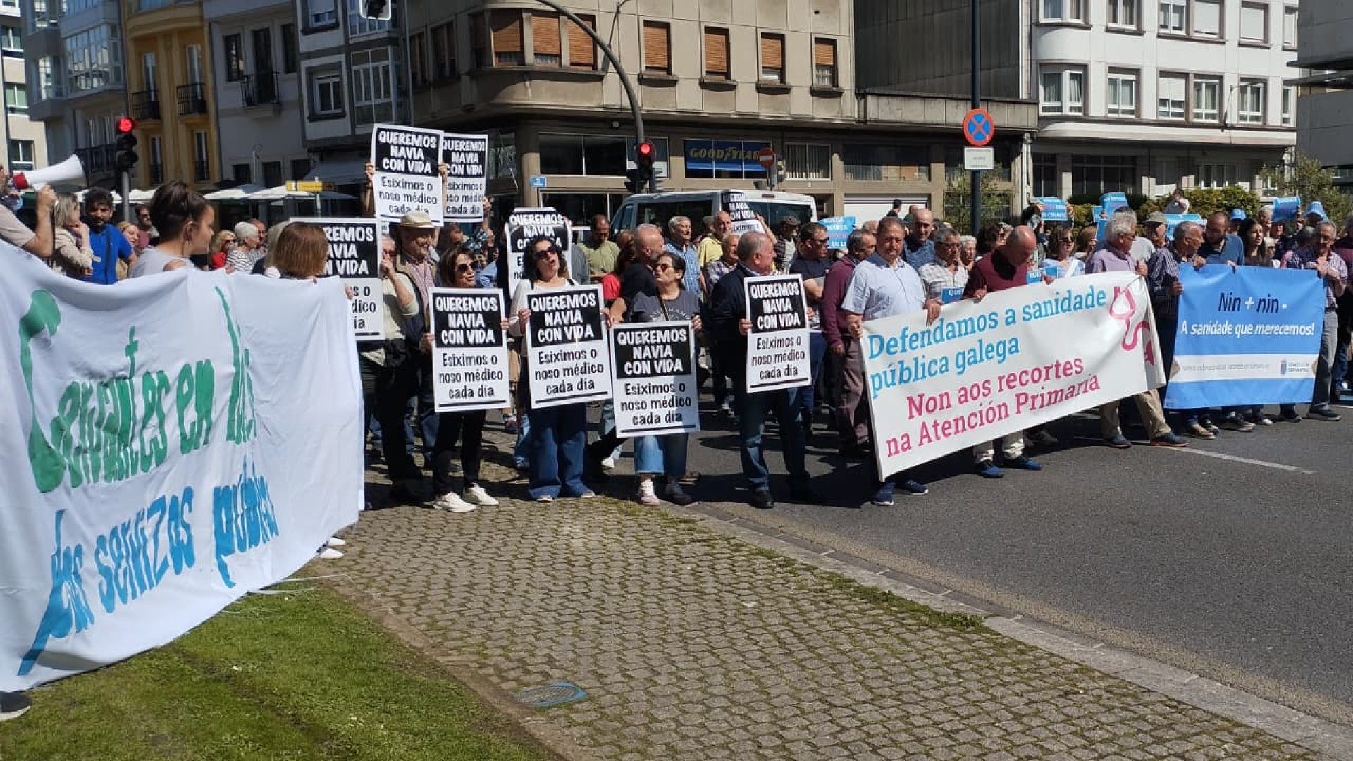 Decenas de vecinos de A Montaña cortan una de las principales arterias de Lugo para exigir mejoras en la sanidad pública