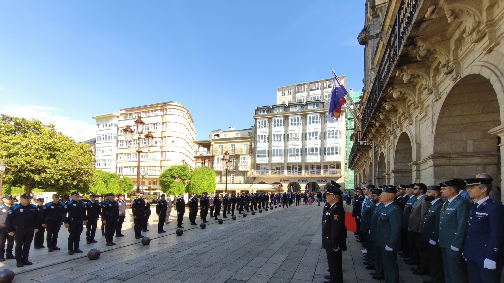 La Policía Local de Lugo celebra el día de su patrona: Elena Candia pasa revista a la plantilla en la Praza Maior
