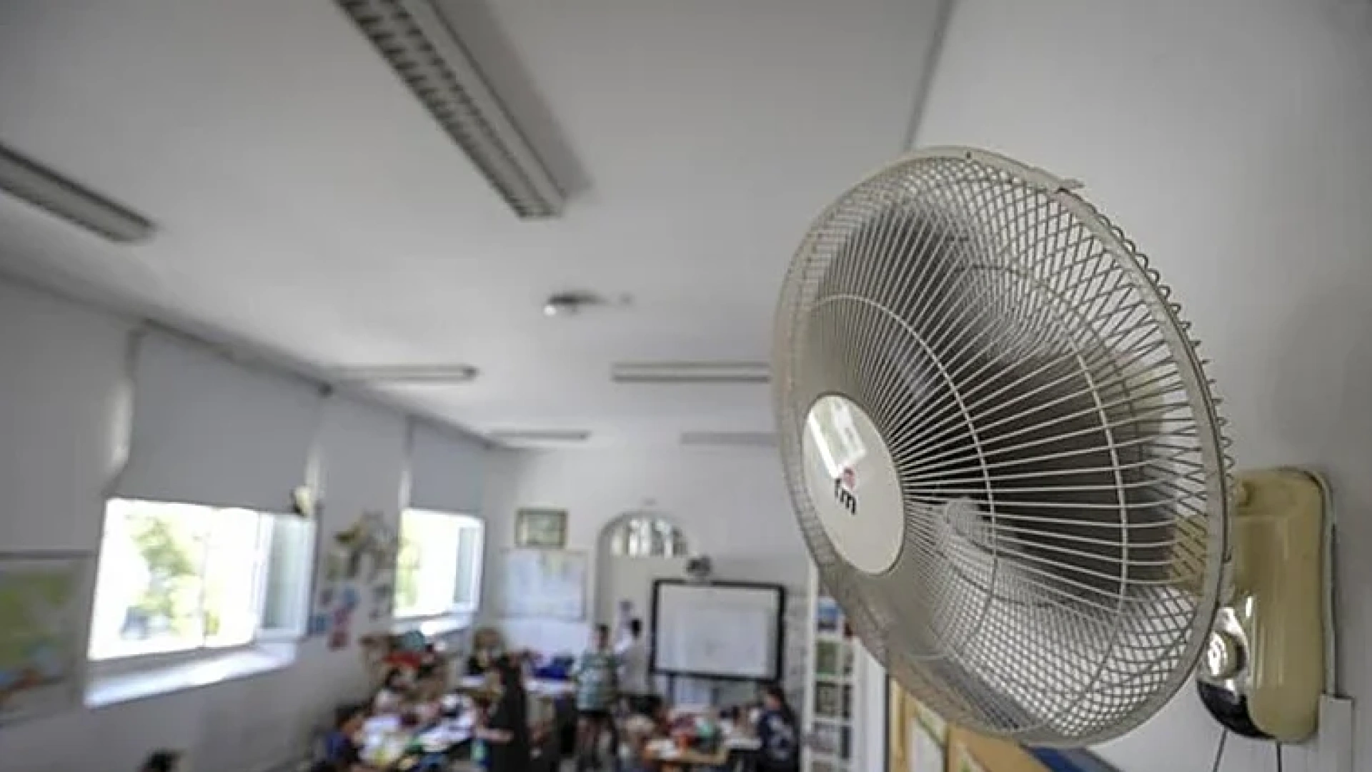 De ventiladores a la renaturalización de patios: cómo adaptar los colegios al cambio climático