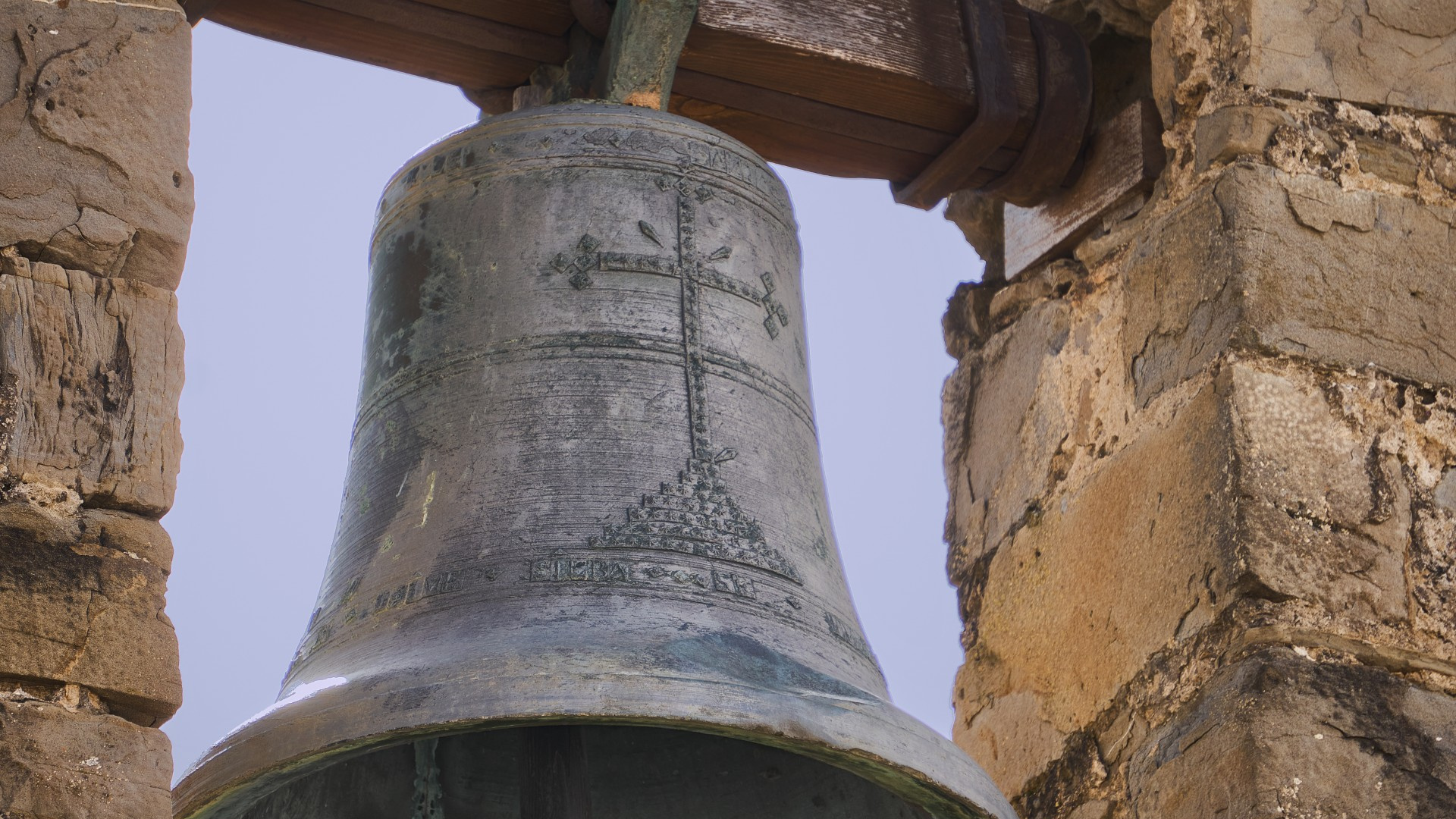 Jaca y sus relojes: el hallazgo de una campana del siglo XVIII desvela un nuevo guardián del tiempo