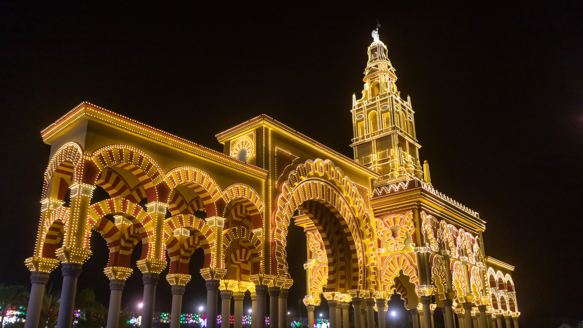El gigante de 250 toneladas y 60.000 luces que vigila la Feria de Córdoba