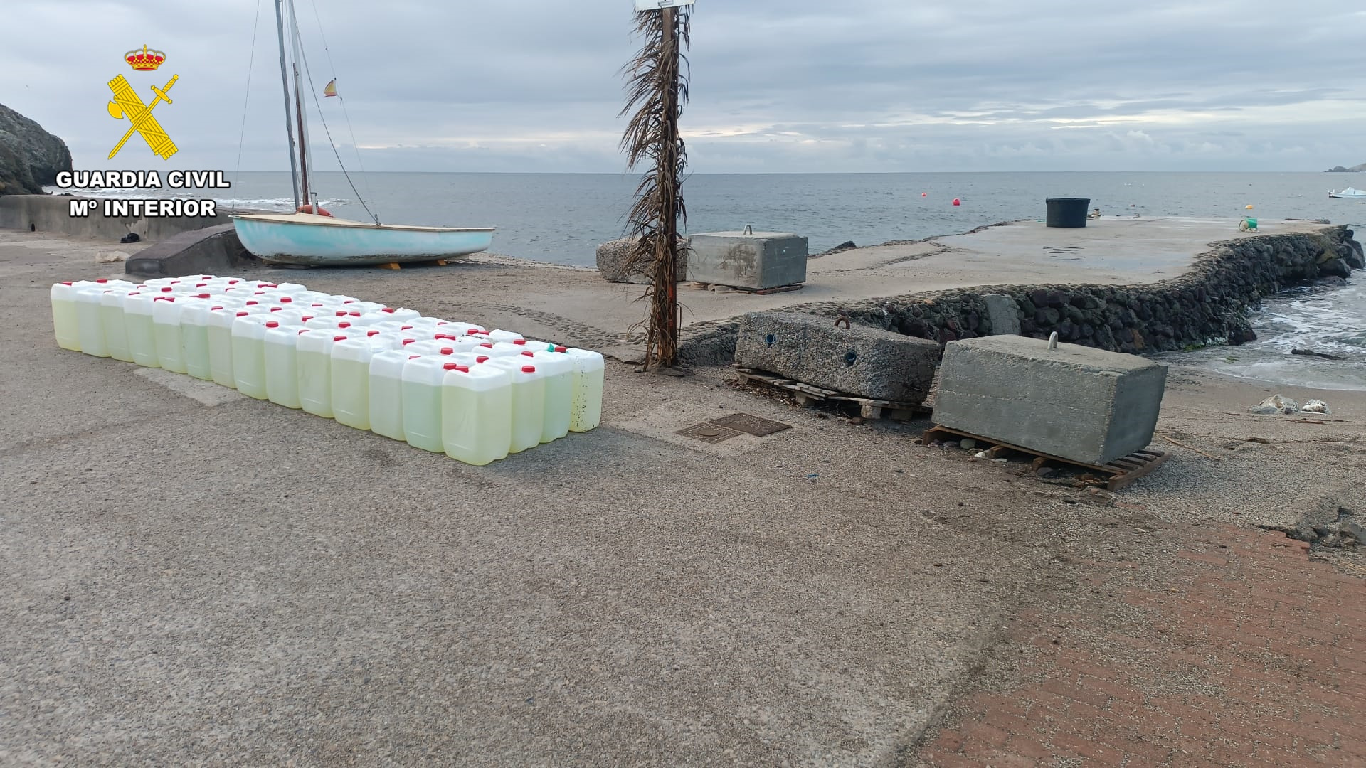 La Guardia Civil intensifica su ofensiva contra el “petaqueo” en la costa almeriense: 80.000 litros incautados y ocho detenidos