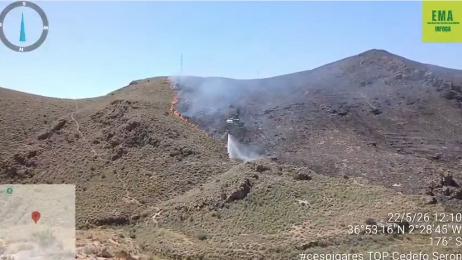 Siete medios aéreos luchan para contener el incendio de Almería, avivado por el calor y el viento