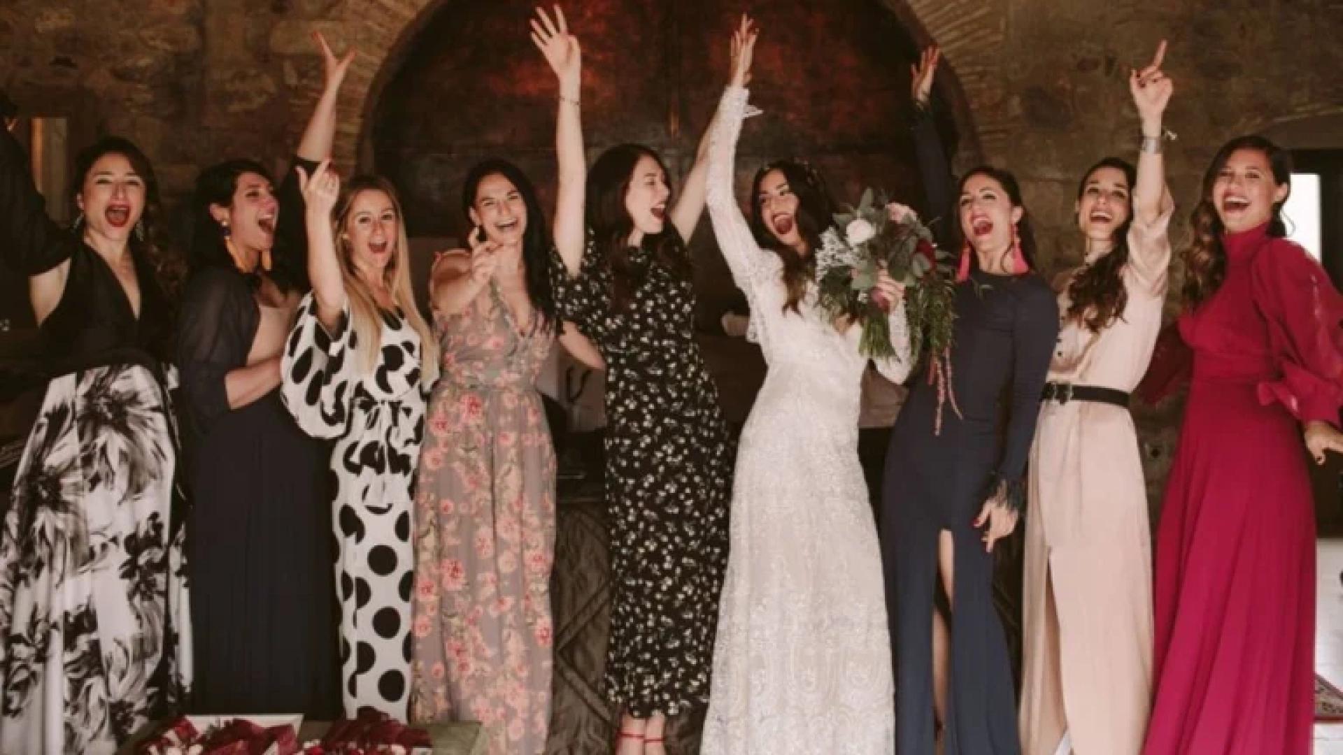 Cómo ser la invitada perfecta este verano: las claves definitivas para acertar en una boda