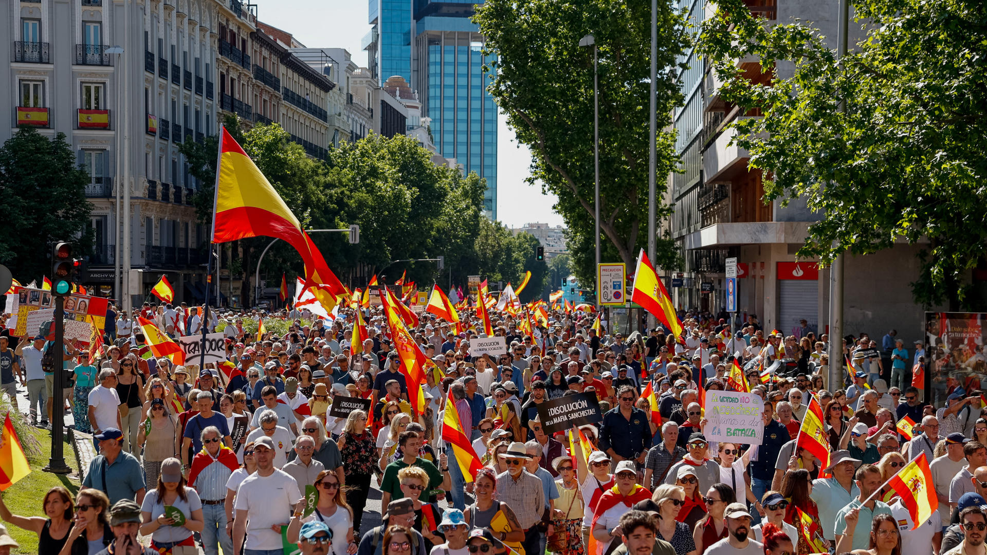 Miles de personas salen a las calles de Madrid para pedir la dimisión de Sánchez y la convocatoria de elecciones con el respaldo de PP y Vox