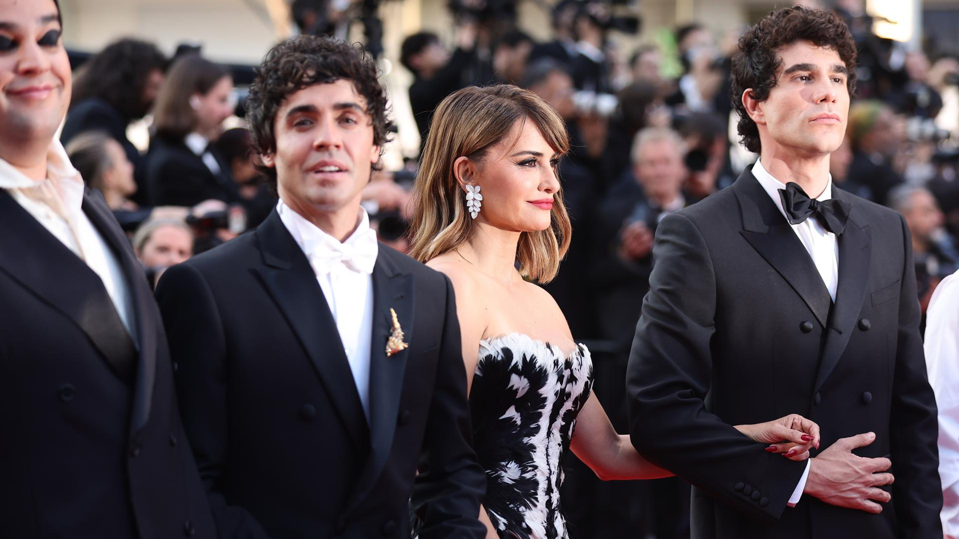 Los Javis, premio ex aequo de dirección en el Festival de Cannes por 'La bola negra'