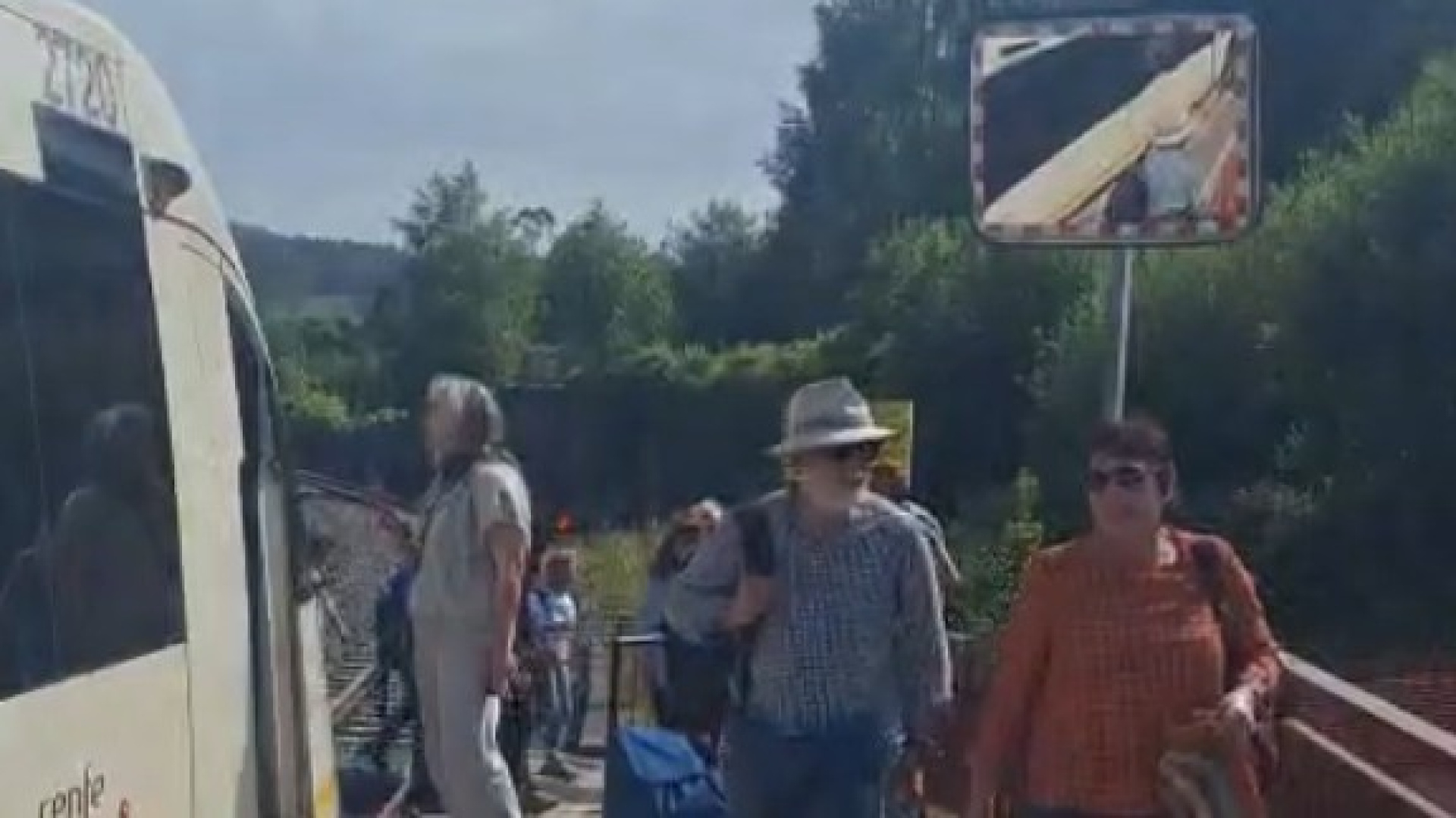 El viaje reivindicativo del Foro Cidadan polo Tren acaba en una odisea por averías, prioridades al Transcantábrico y pasajeros hacinados