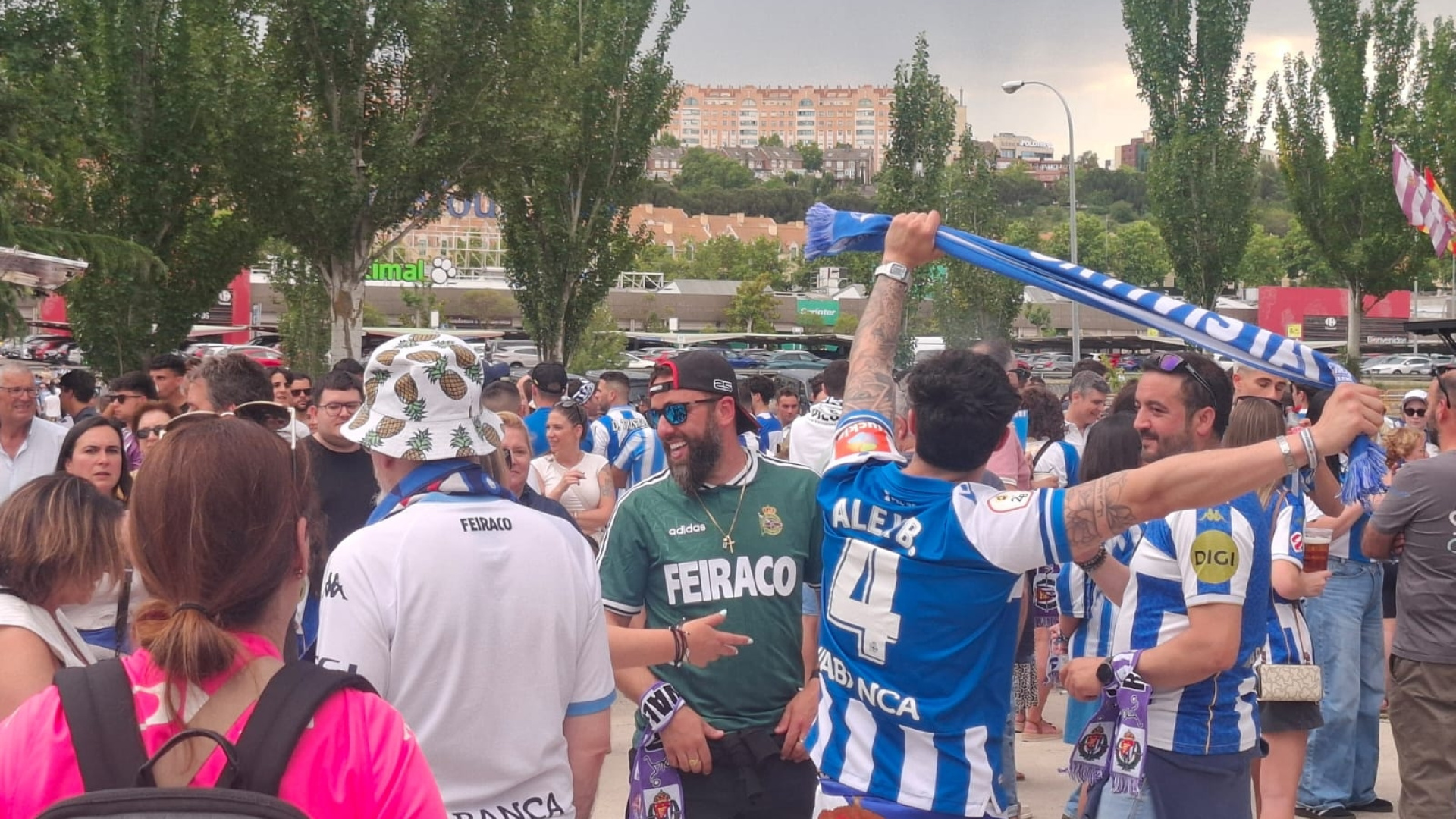 El recibimiento de la afición del Deportivo a su llegada al estadio José Zorrilla para el partido contra el Valladolid