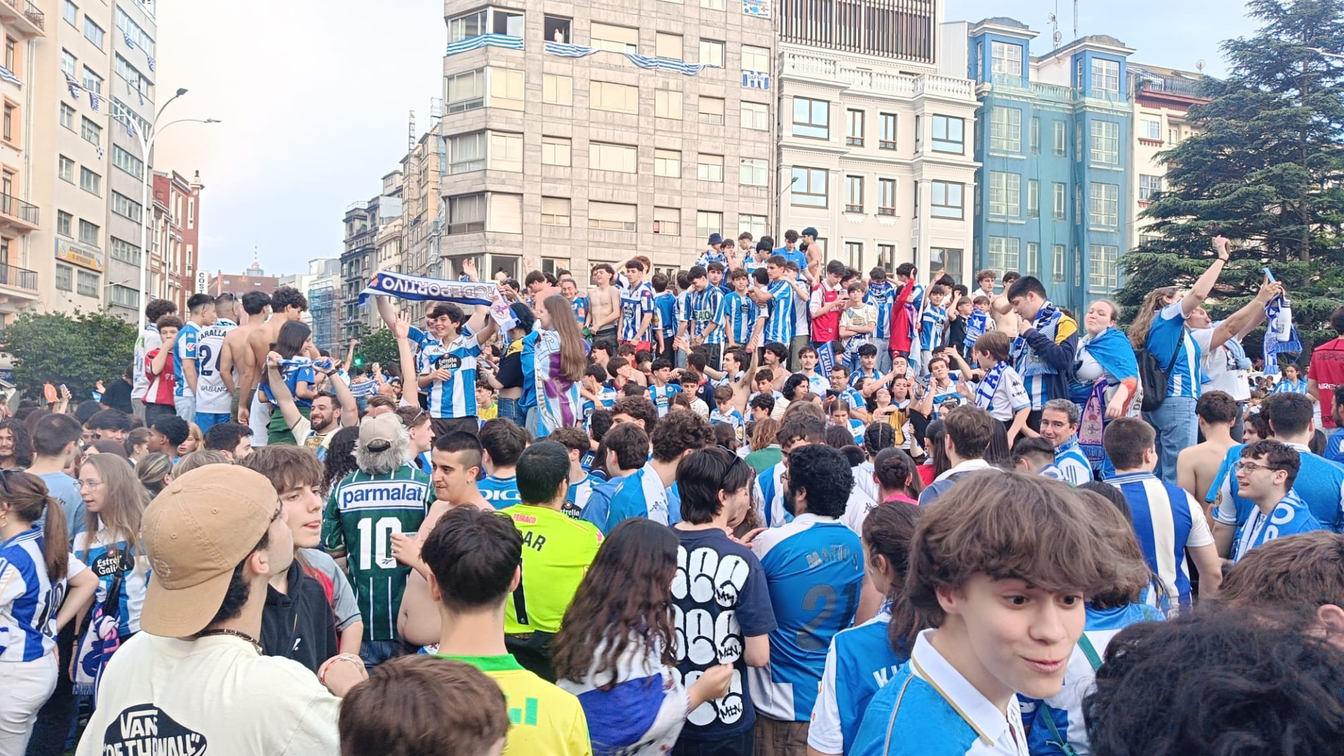 A Coruña toma la Fuente de Cuatro Caminos tras el ascenso del Deportivo: 