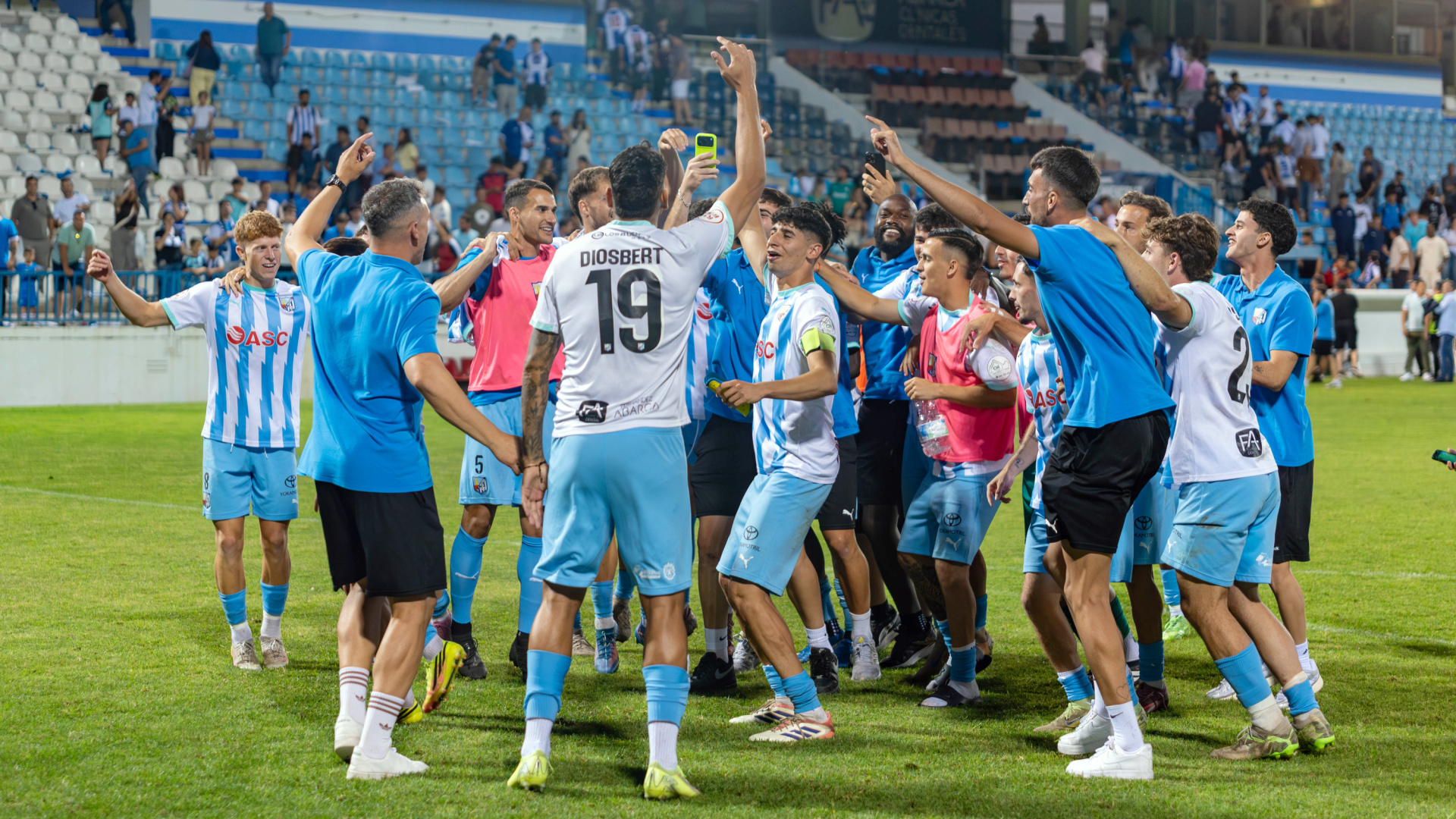 El CF Motril, que finalizó con nueve, elimina al Churriana tras prórroga