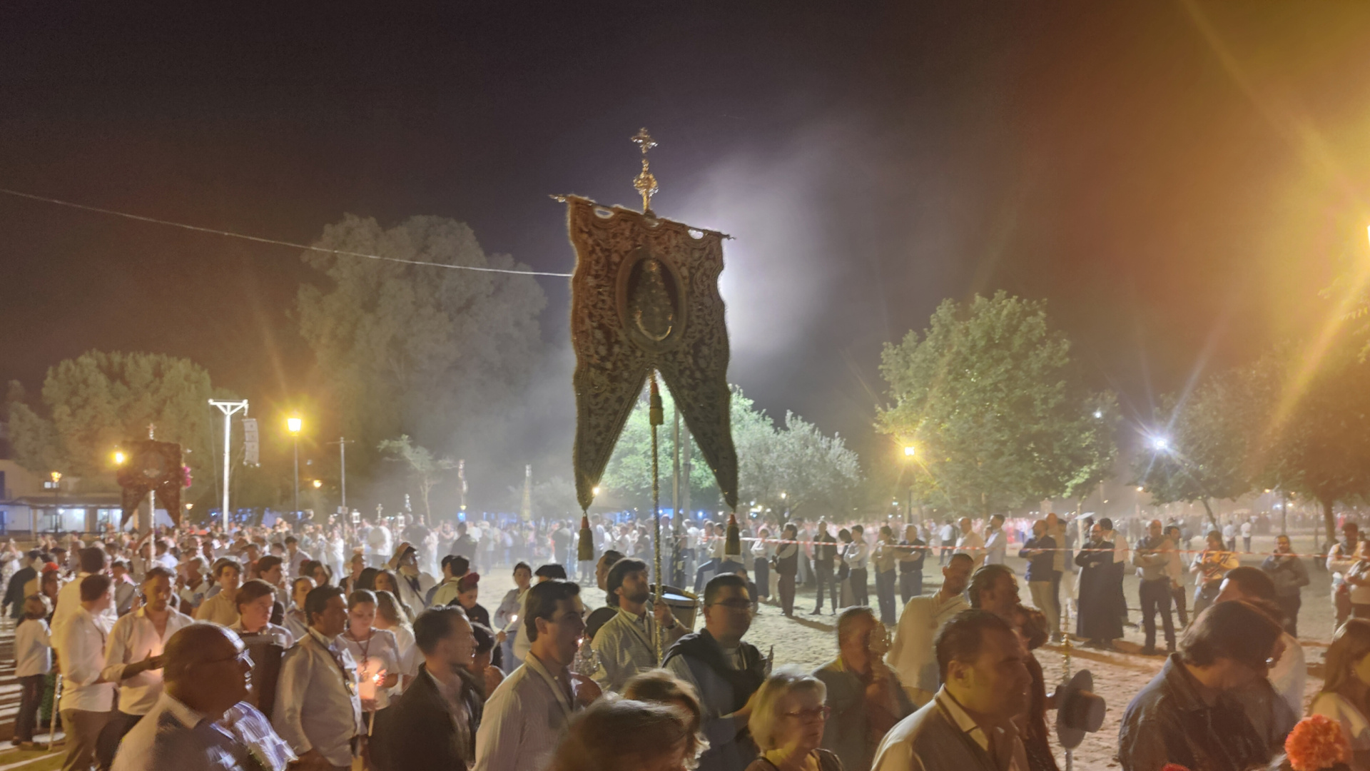 Miles de personas esperan dentro y fuera de la ermita la procesión de la Virgen del Rocío