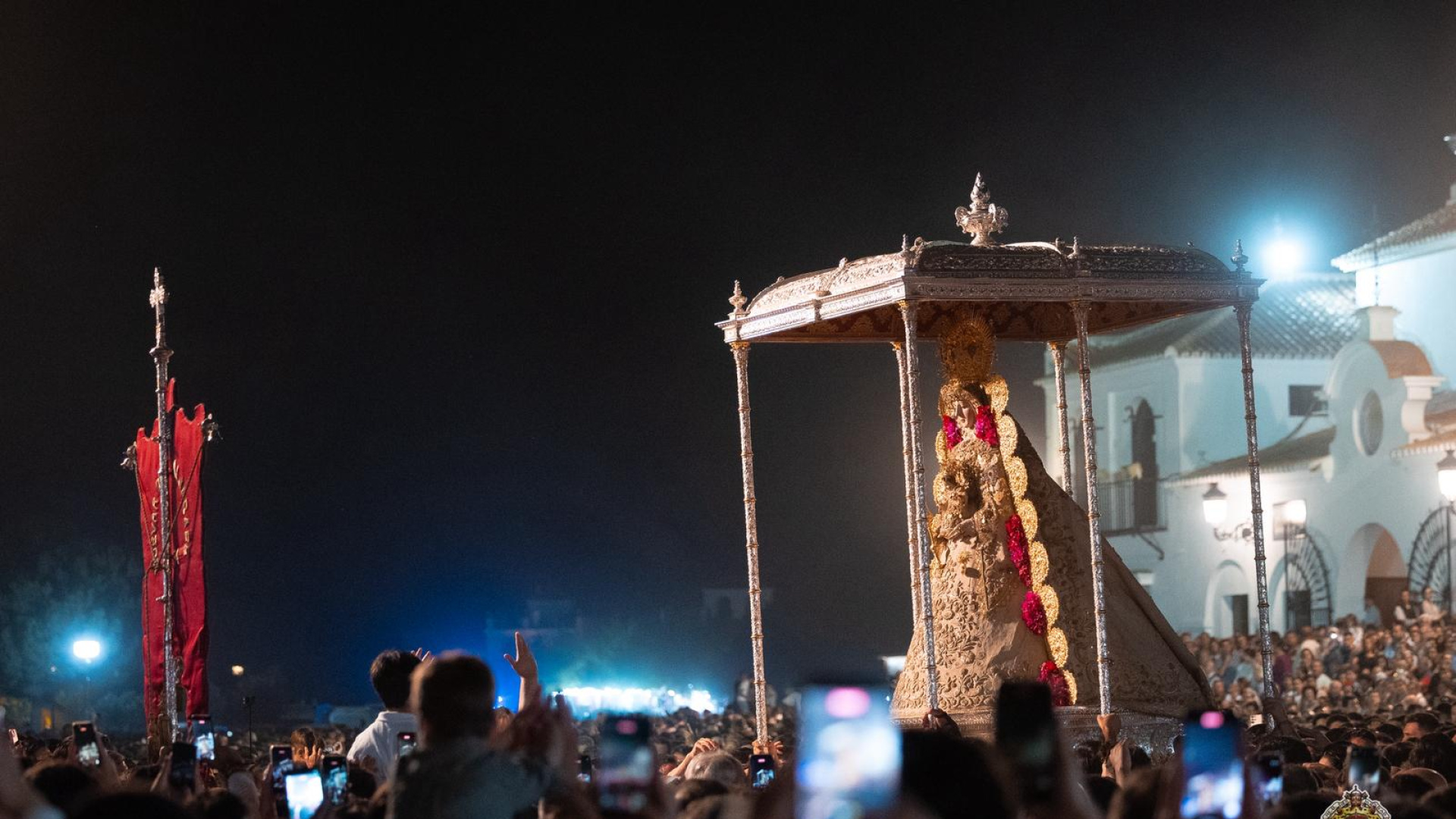 Los almonteños saltan la reja a las 03.02 horas dando comienzo a la procesión de la Virgen del Rocío de 2026