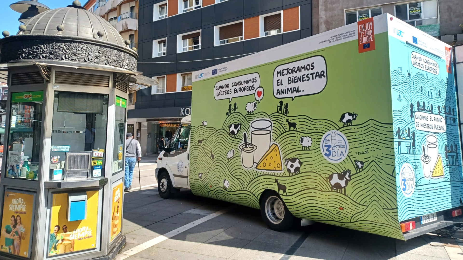 La campaña que anima a consumir tres lácteos al día hace parada en Oviedo con un autobús interactivo