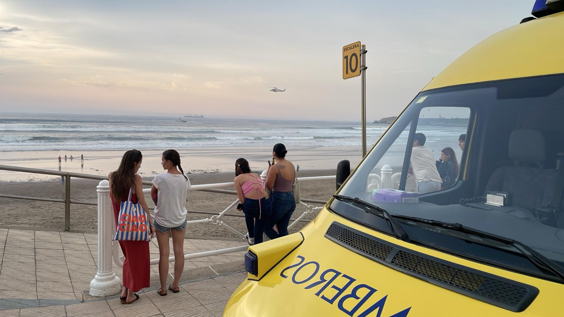 El accidente de Salinas reabre el debate: ¿se ha quedado desfasado el sistema de Salvamento en las playas de Asturias?