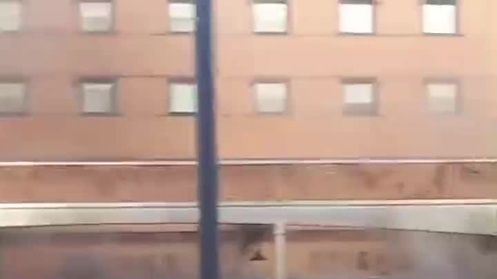 El incendio del hotel Ibis de Málaga obliga a desalojar el edificio y mantiene cortado el entorno del Guadalmedina