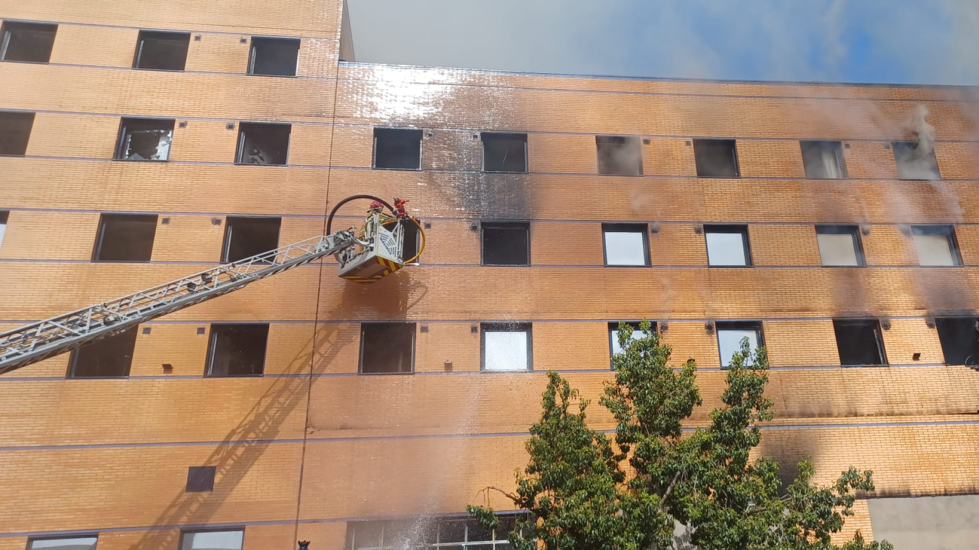 Incendio en el hotel Ibis de Málaga: hoy sigue saliendo humo del edificio y los bomberos continúan trabajando para su extinción total