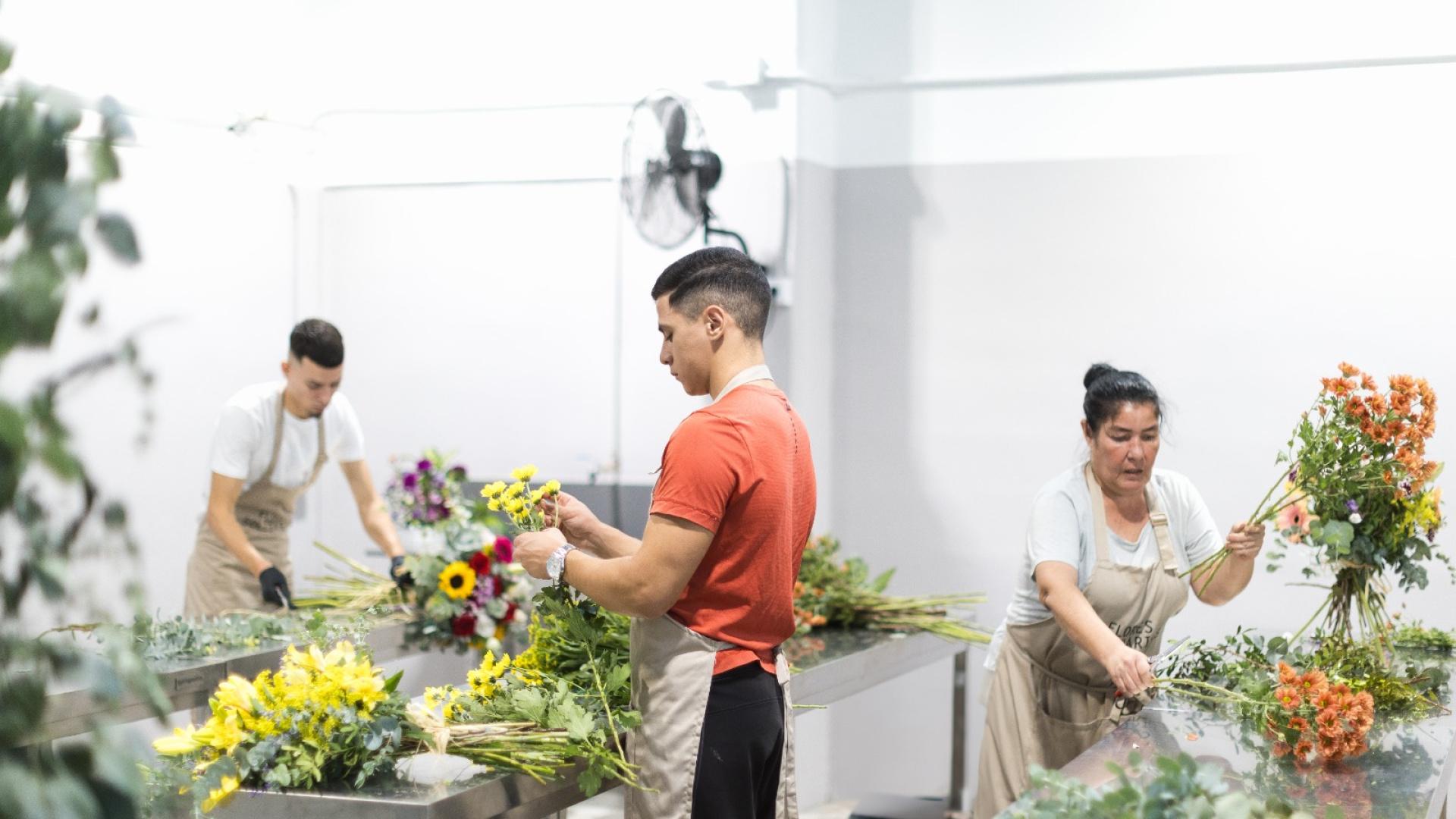Flores Solidarias, la floristería valenciana que devuelve la esperanza a personas sin hogar: 