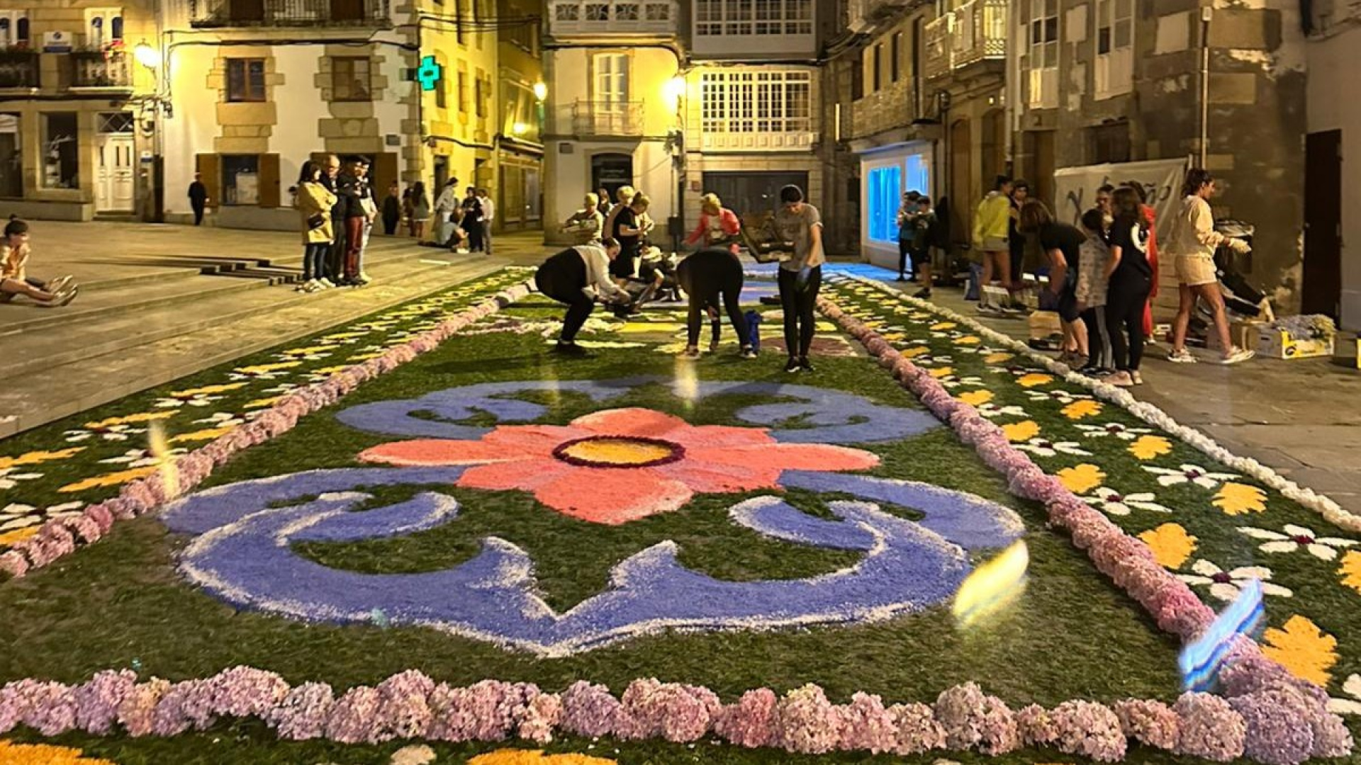 Faltan manos y el tiempo se agota: la ciudad lucense de Viveiro busca voluntarios para sus alfombras del Corpus Christi