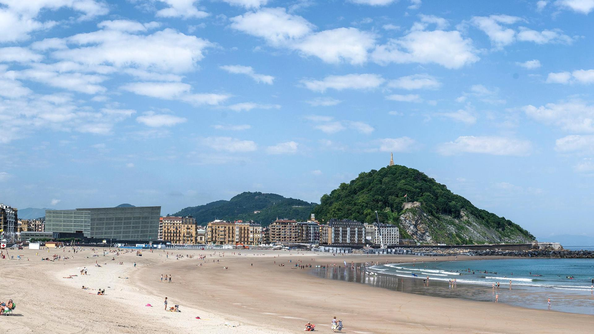 El calor pone en jaque a los ayuntamientos: San Sebastián analiza si adelantar la temporada de playas tras los rescates en la Zurriola