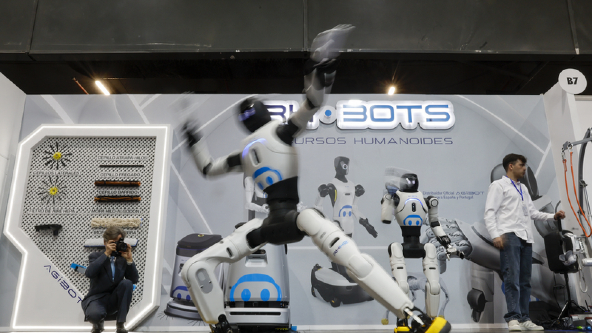 'Bonico y Bonica', los robots humanoides con IA, llegan a Valencia para quedarse