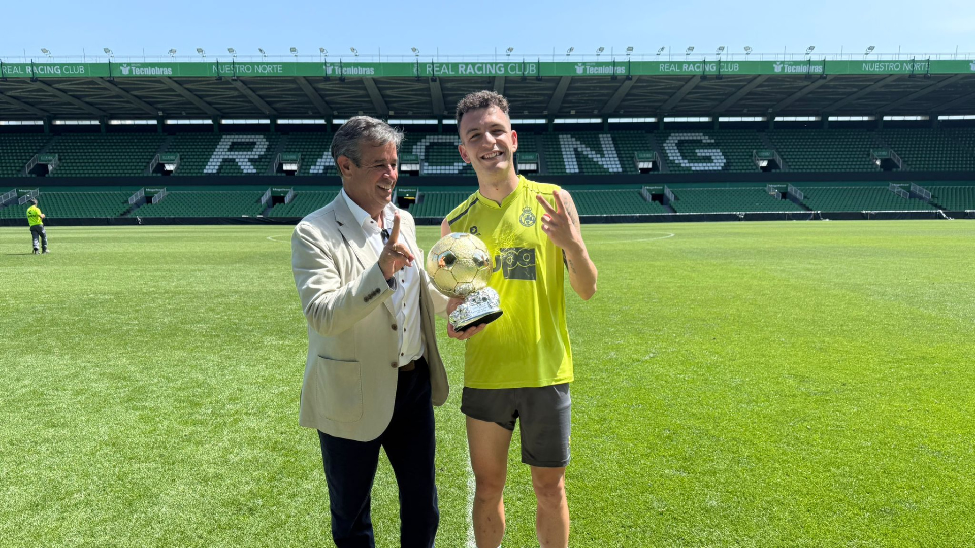 Íñigo Vicente, rey del Racing, recoge su segundo Trofeo Víctor J. Carpintero y mira a Primera: 