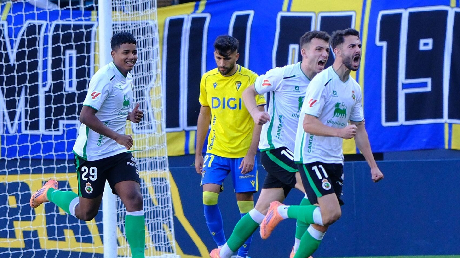 El Cádiz allana el título de campeón al Racing: 