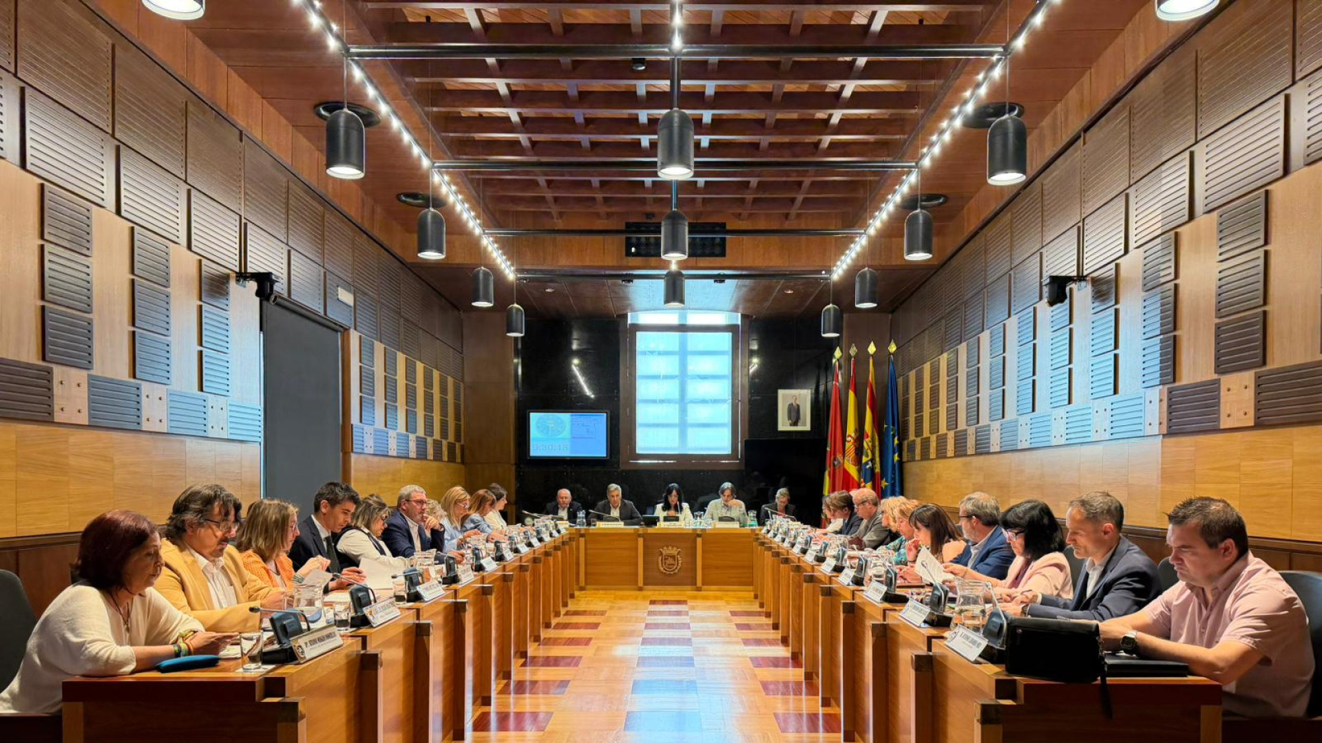 Huesca aprueba una nueva línea de autobús a Walqa y otorga la Medalla de Oro a la Policía Local