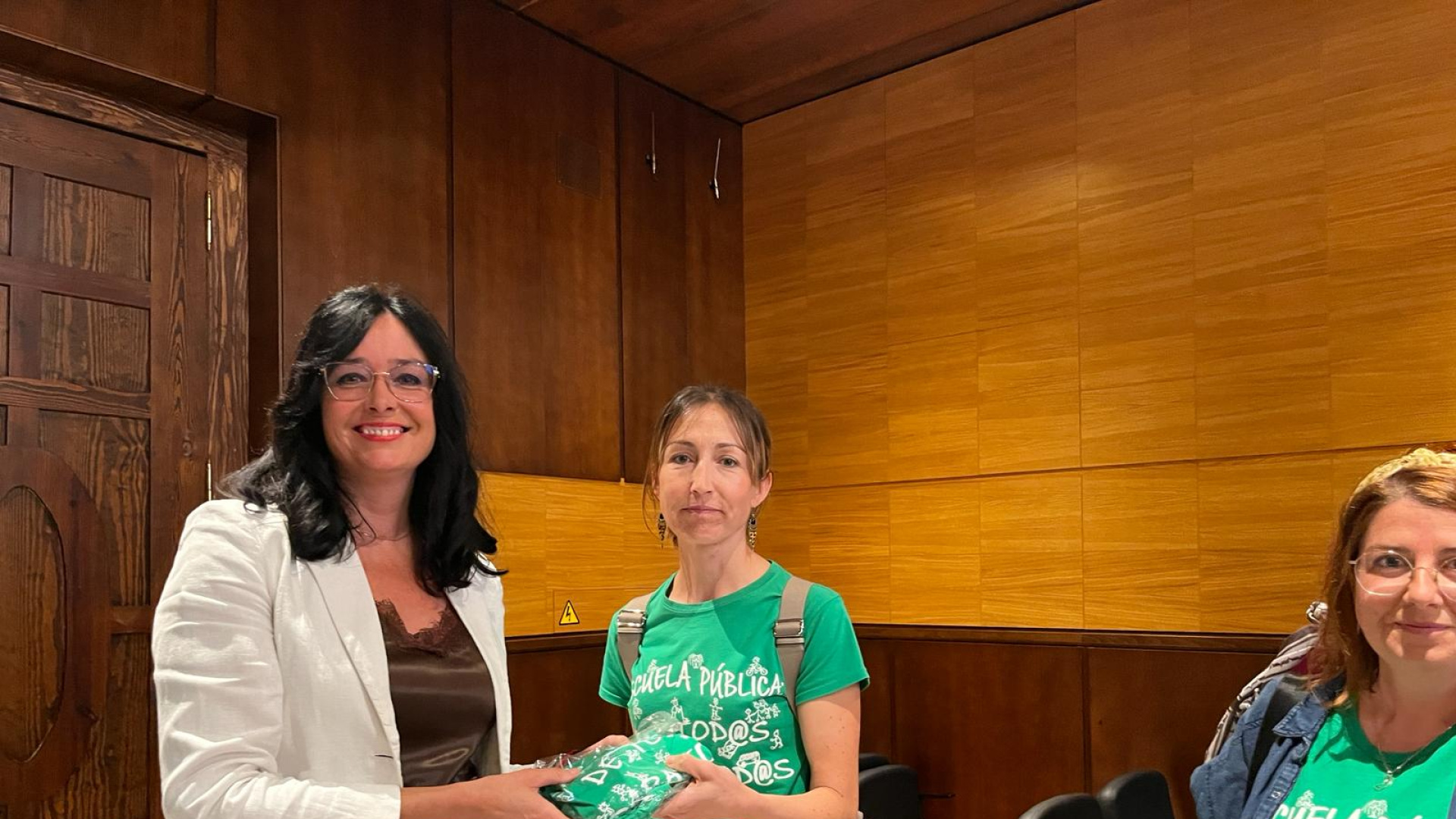 La escuela pública de Huesca entrega a la alcaldesa una camiseta verde