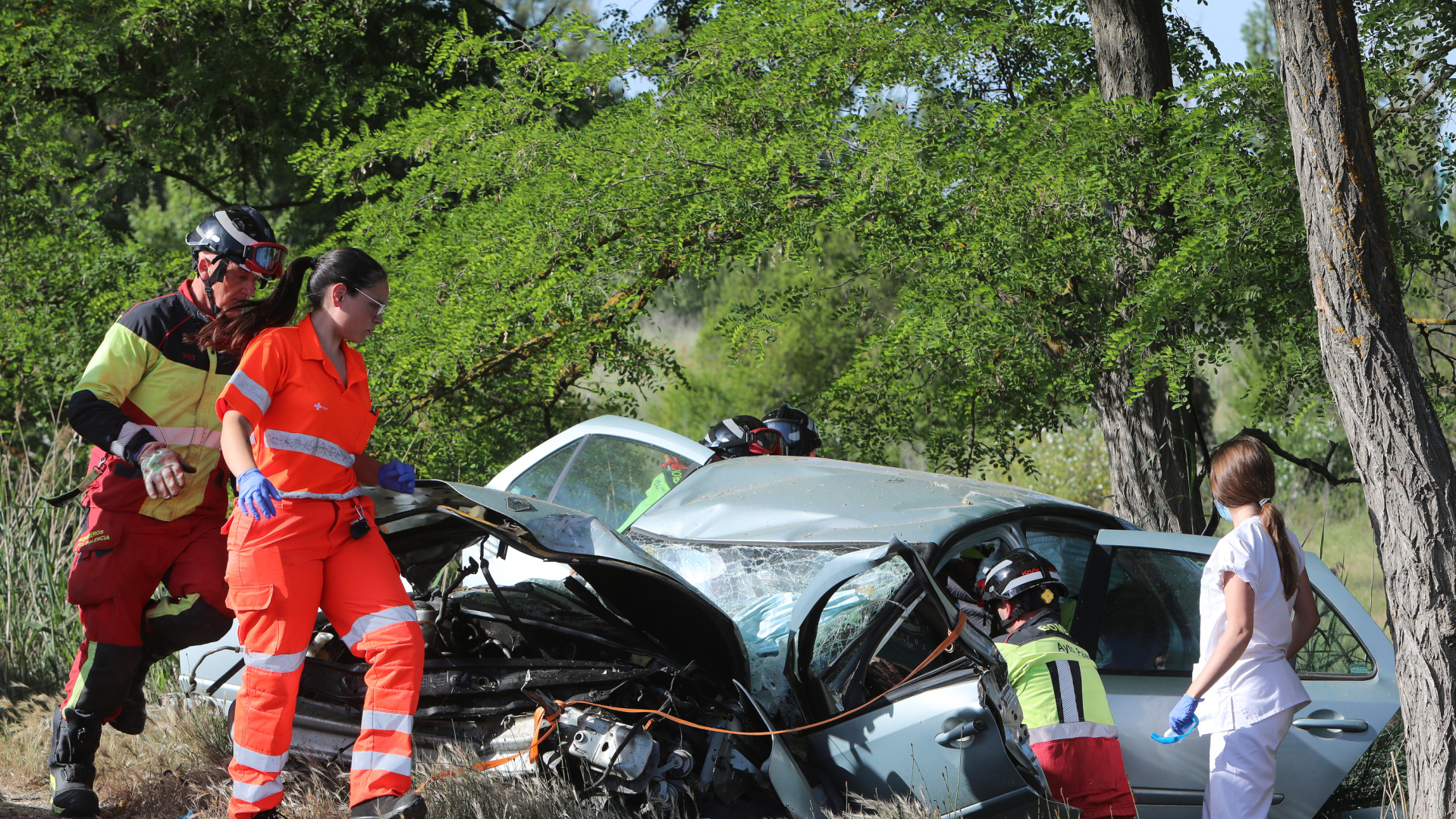 Un hombre resulta herido tras chocar su coche contra un árbol en Palencia