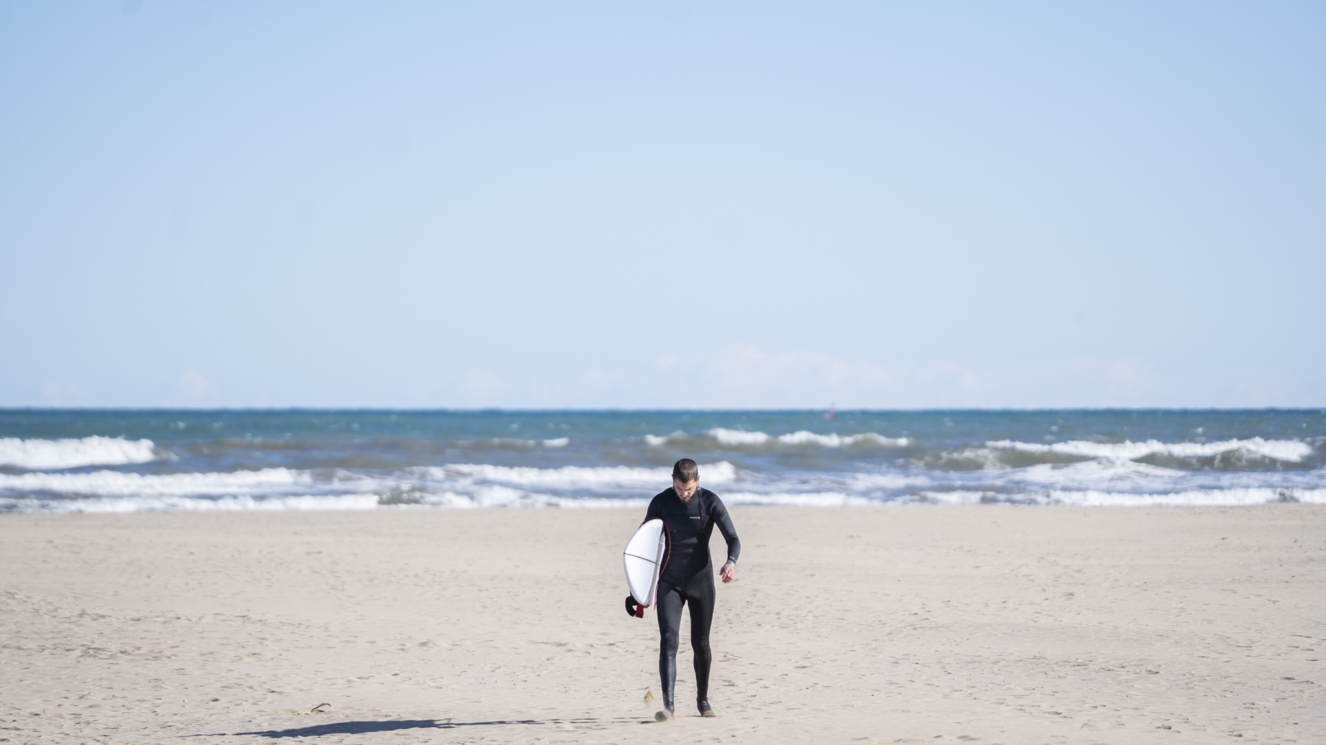 Los surfistas, los ángeles de la guarda de las playas de Cantabria: 