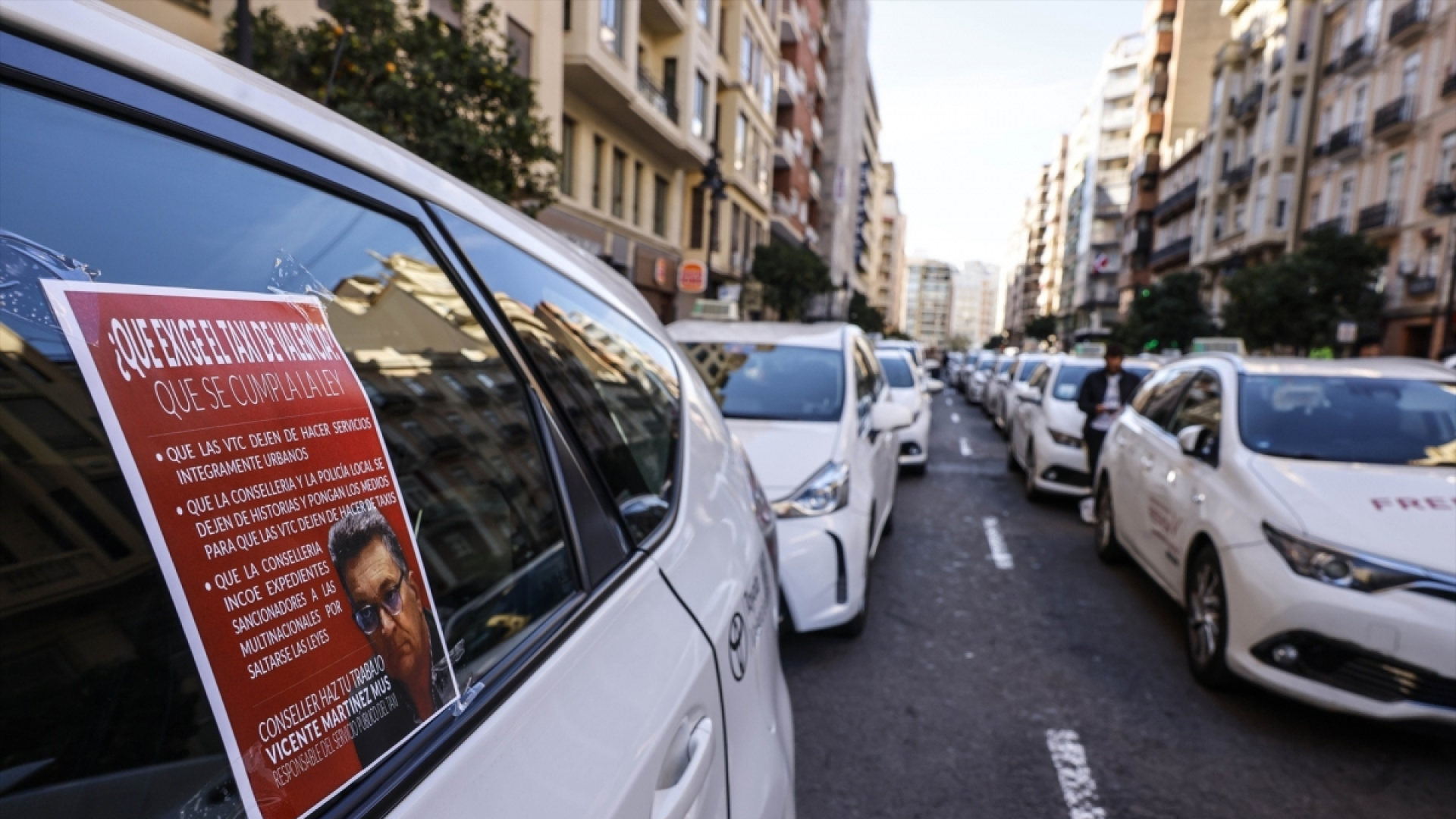 El taxi valenciano estalla y ve corrupción en el decreto del Consell: 