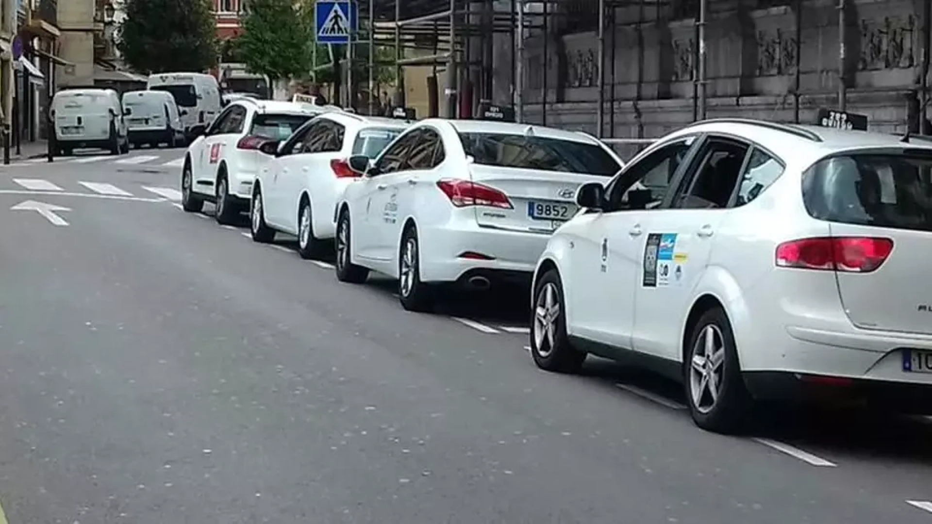 Los taxistas de Asturias contraatacan a Uber con una aplicación móvil: así funciona 'Conecta Taxi'