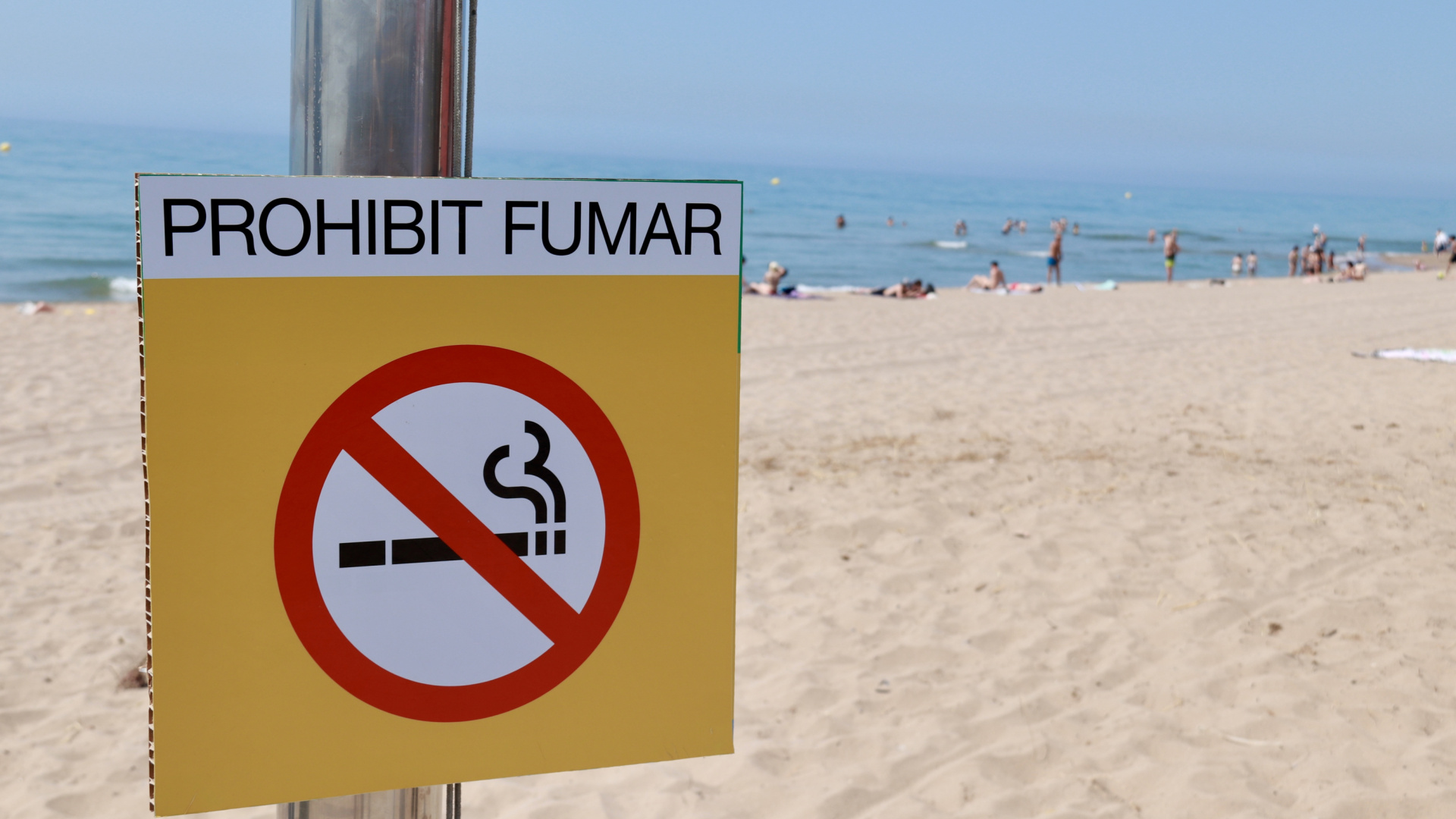 Guerra al tabaco en la costa: las playas de Barcelona se blindan contra el humo